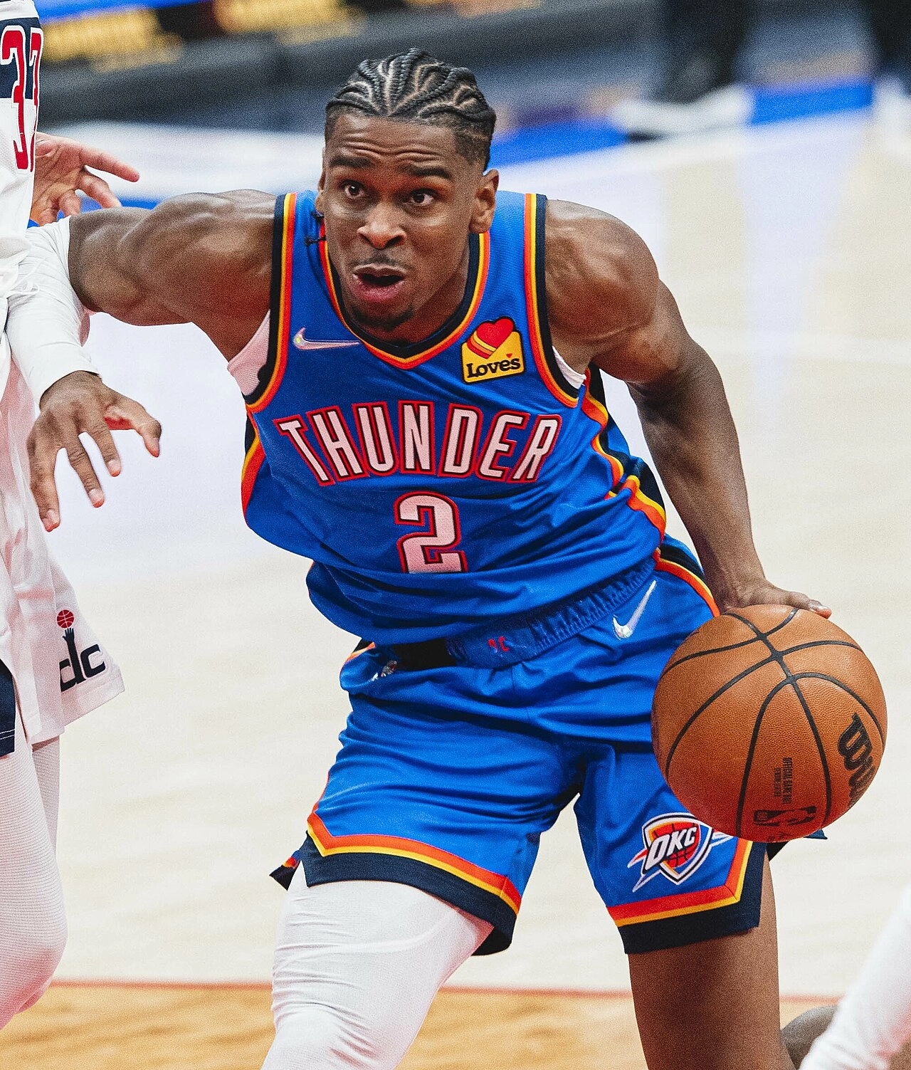 Shai Gilgeous-Alexander 在比賽中持球進攻（攝影：All-Pro Reels，CC BY-SA 2.0，Wikimedia Commons）