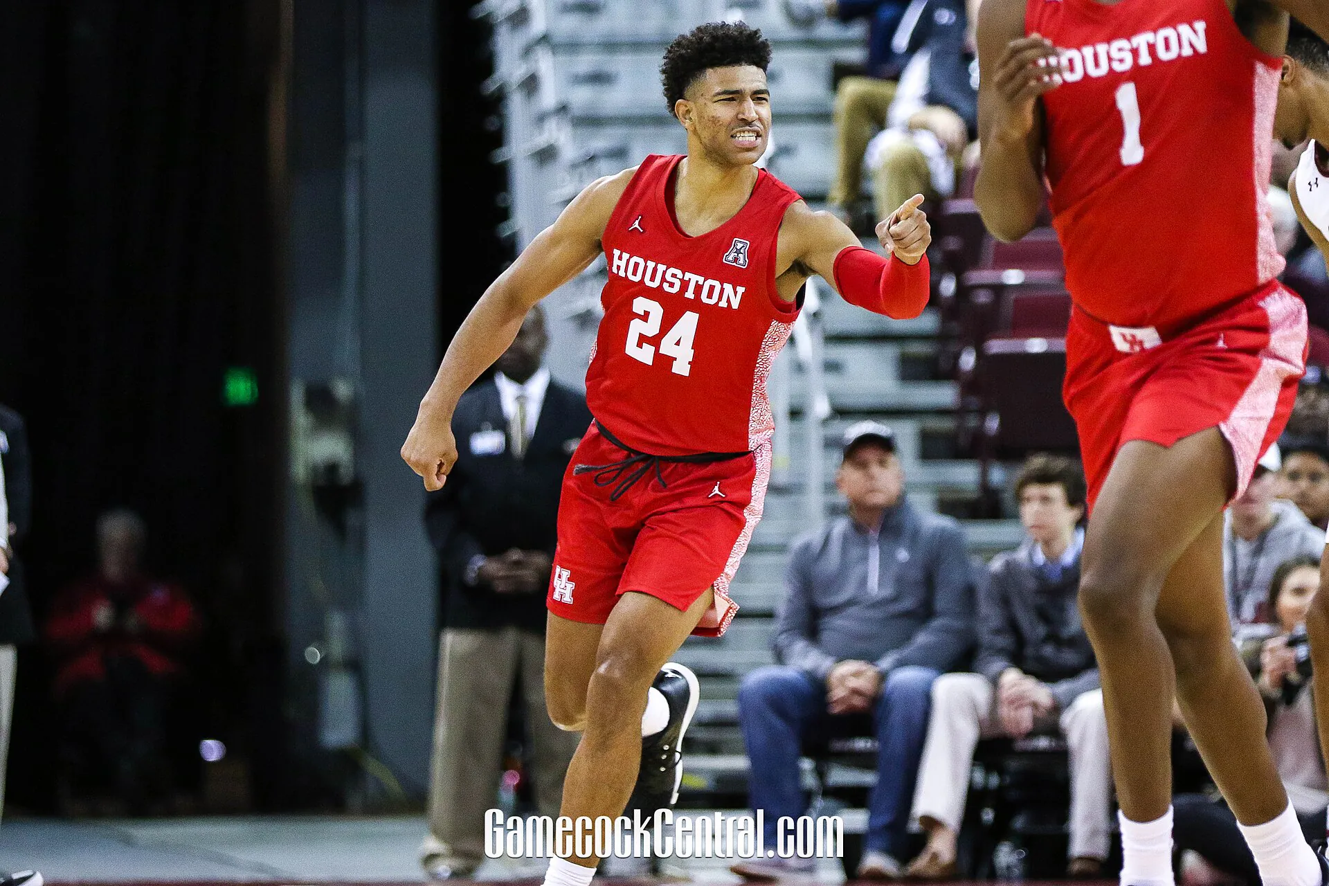 休士頓大學時期的 Quentin Grimes 身穿紅色 24 號球衣在比賽中伸手指向前方（攝影 Katie Dugan／Gamecock Central，CC BY 2.0，Wikimedia Commons）