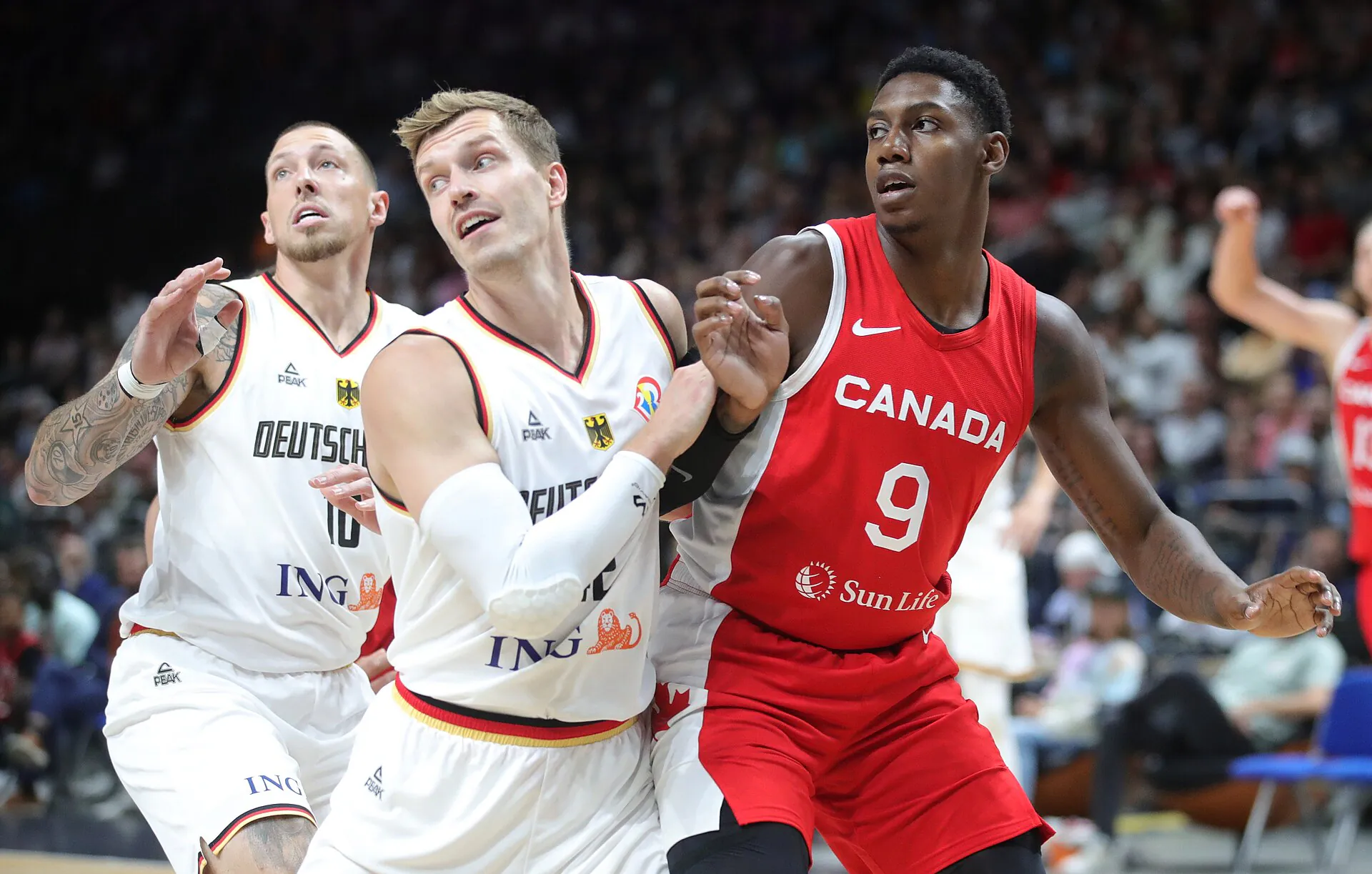 2023 年加拿大隊 9 號 RJ Barrett 與德國球員在禁區卡位，Sandro Halank 攝