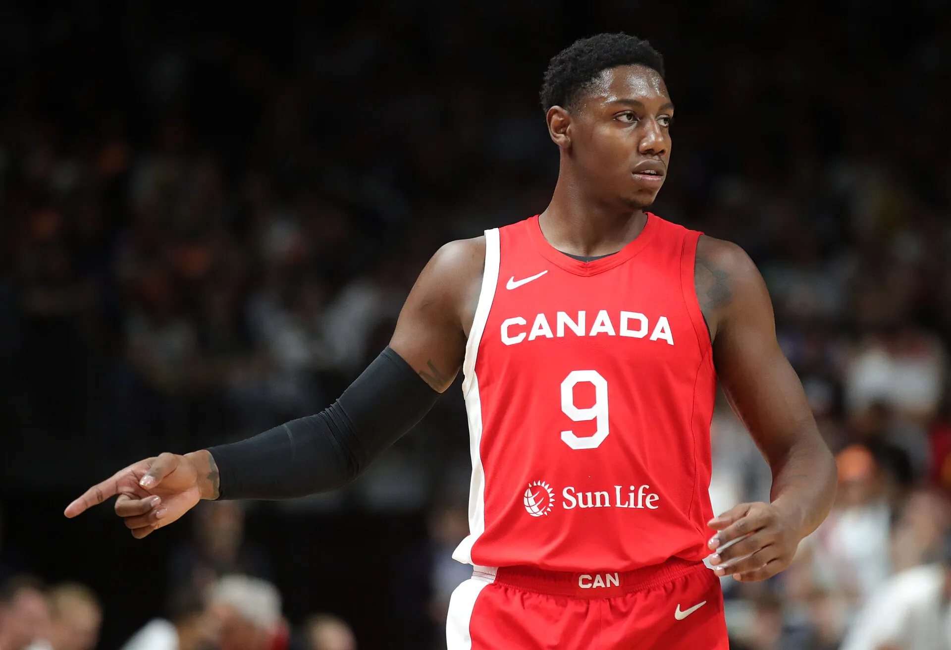 2023 年加拿大隊 9 號 RJ Barrett 在場上伸手指揮隊友，Sandro Halank 攝
