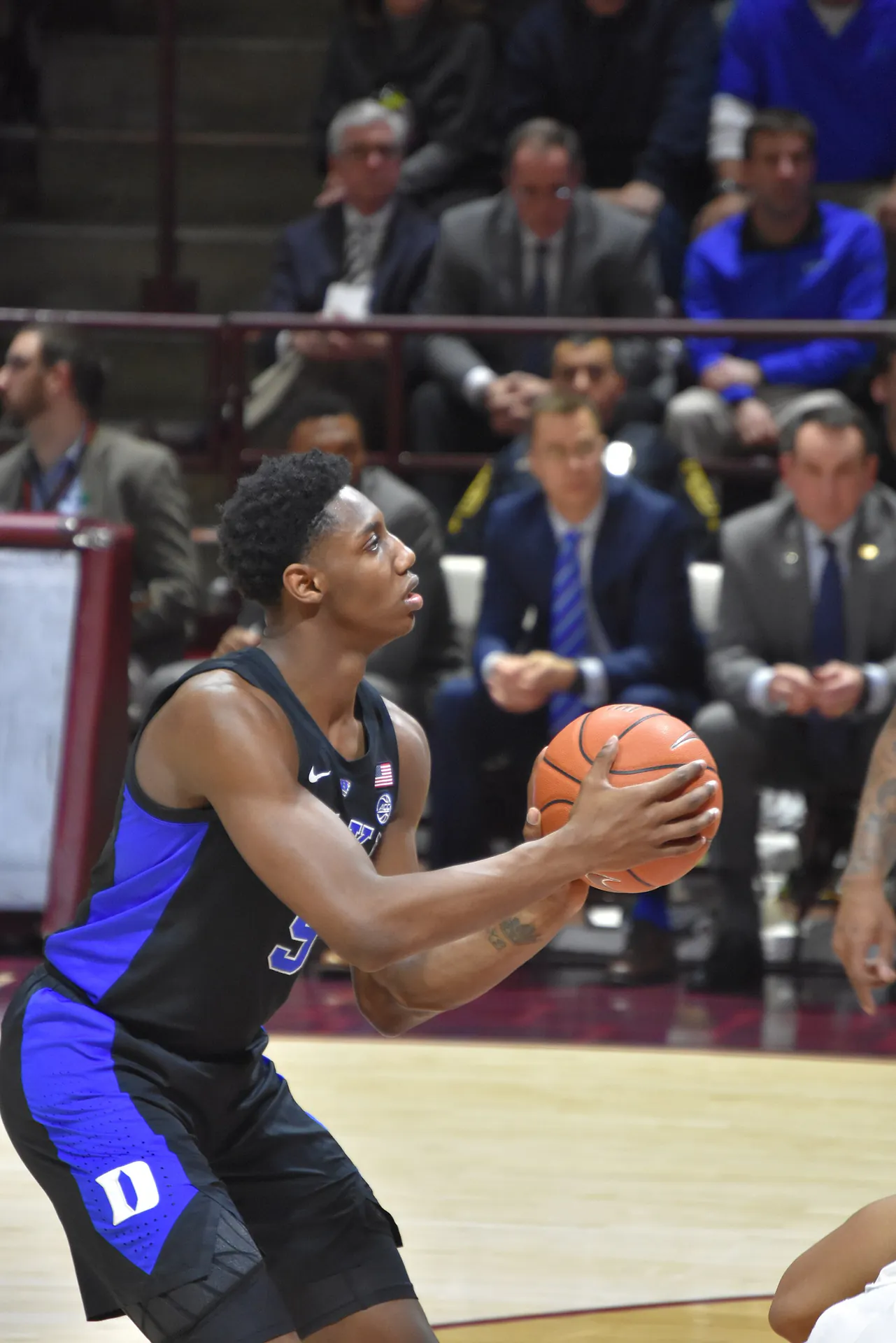2019 年大學時期效力杜克的 RJ Barrett 持球準備出手，SneakinDeacon 攝