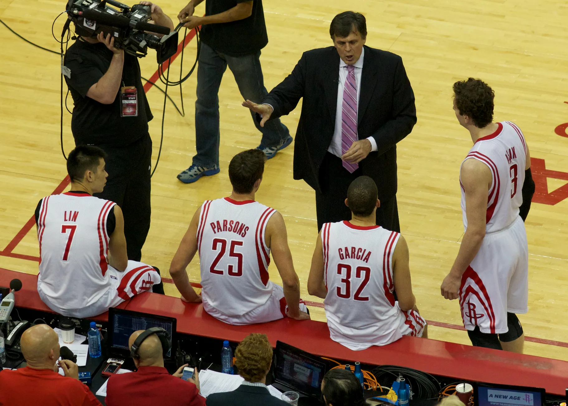 2013 年季後賽 Kevin McHale 向 Jeremy Lin 等火箭球員說明戰術，攝影 2O，CC BY-SA 3.0