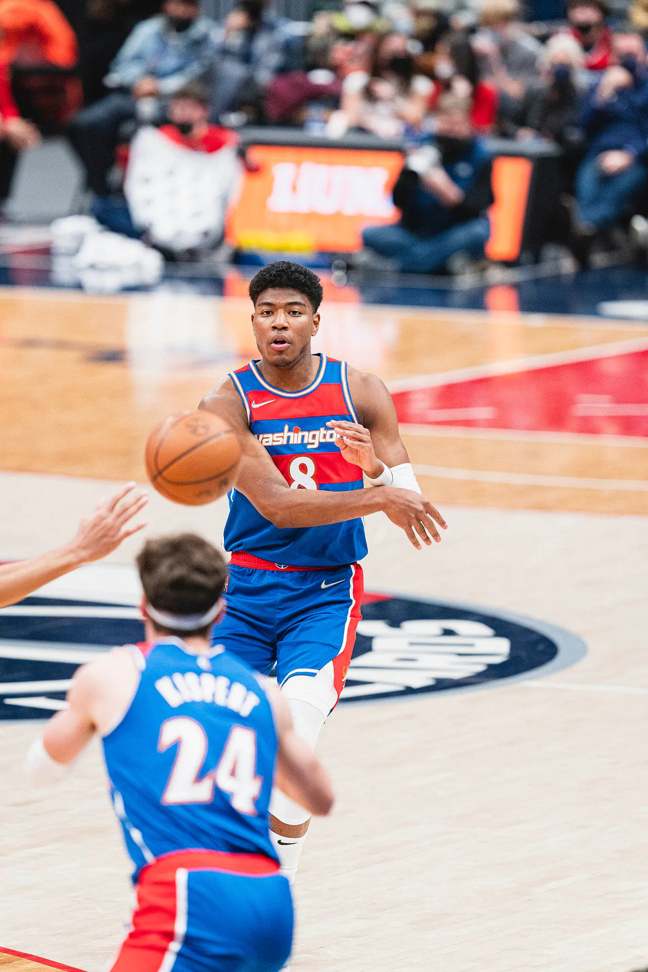 Rui Hachimura 身穿巫師 8 號球衣在場上傳球