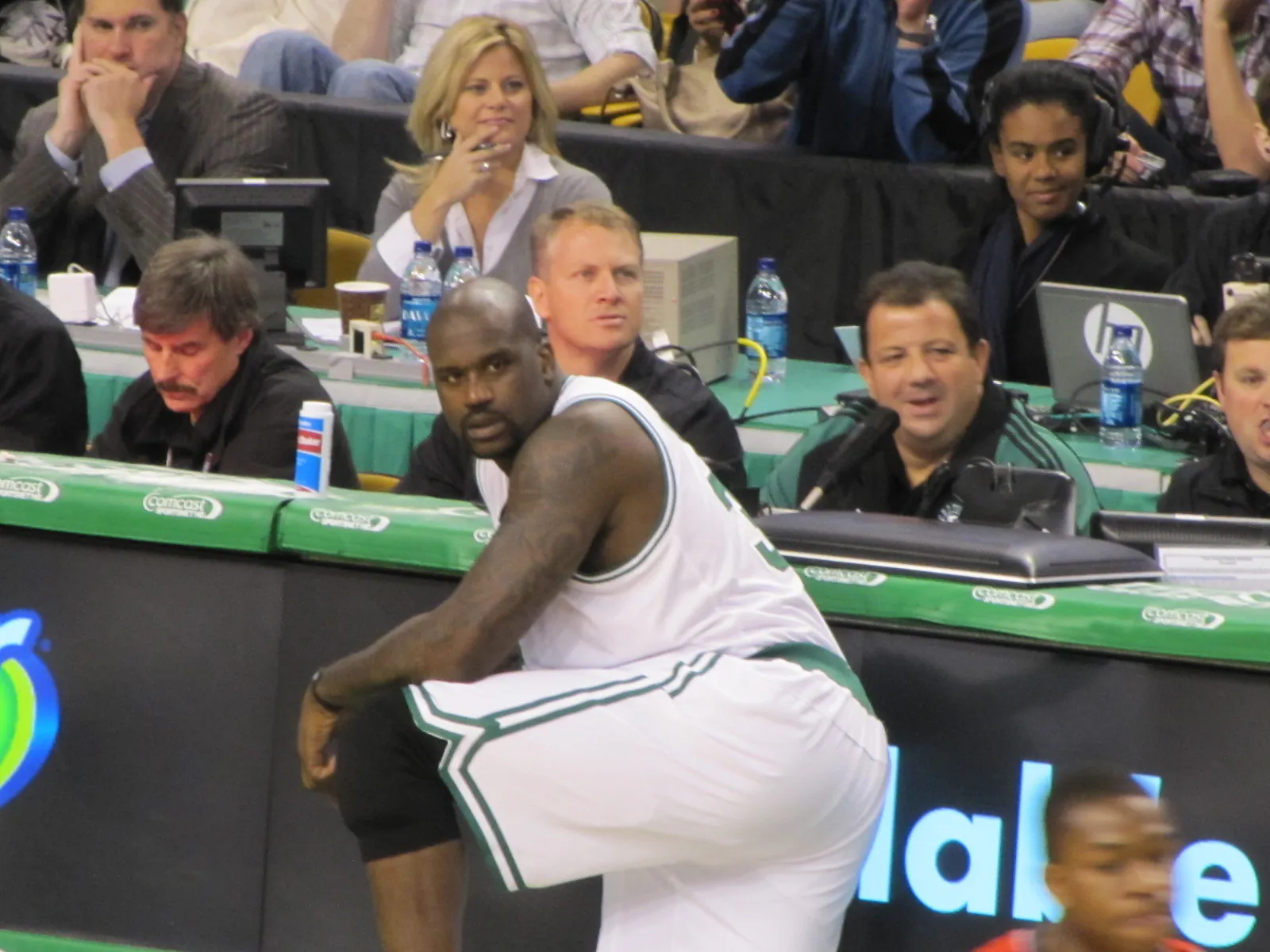 2010 年塞爾提克 Shaquille O'Neal 在紀錄台旁等待上場，攝影 Robert H Alpert，CC BY-SA 3.0
