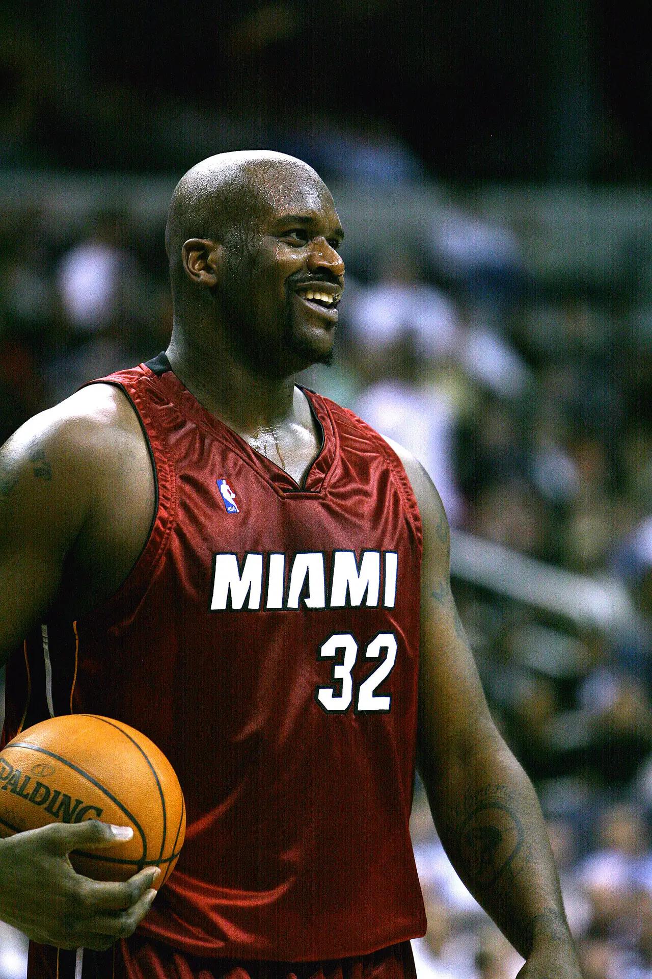 2007 年熱火 Shaquille O'Neal 身穿 32 號紅色球衣持球微笑，攝影 Keith Allison，CC BY-SA 2.0