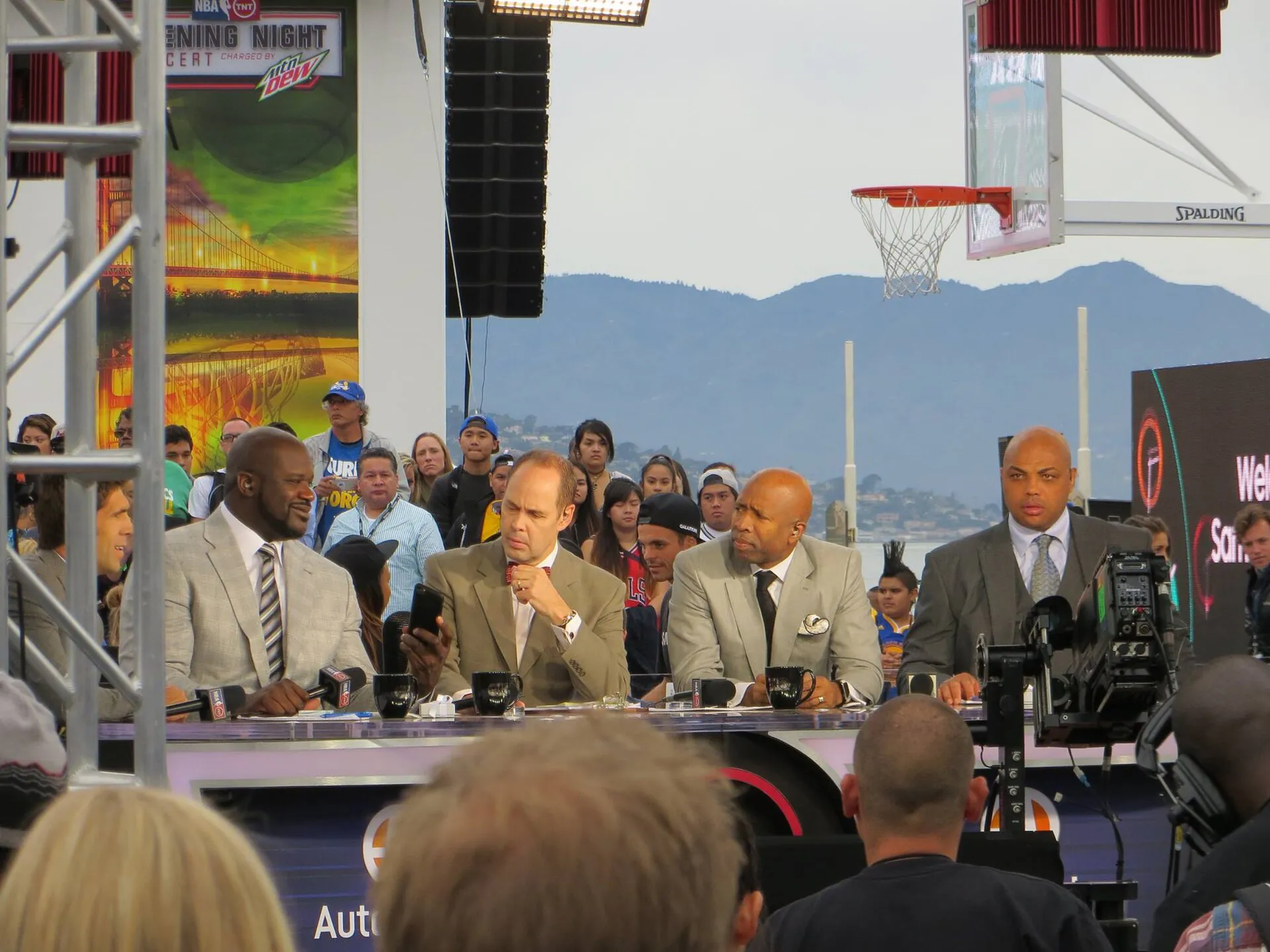 2015 年 TNT《Inside the NBA》開季轉播，左起 Shaquille O'Neal，攝影 MavsFan28，CC BY-SA 4.0