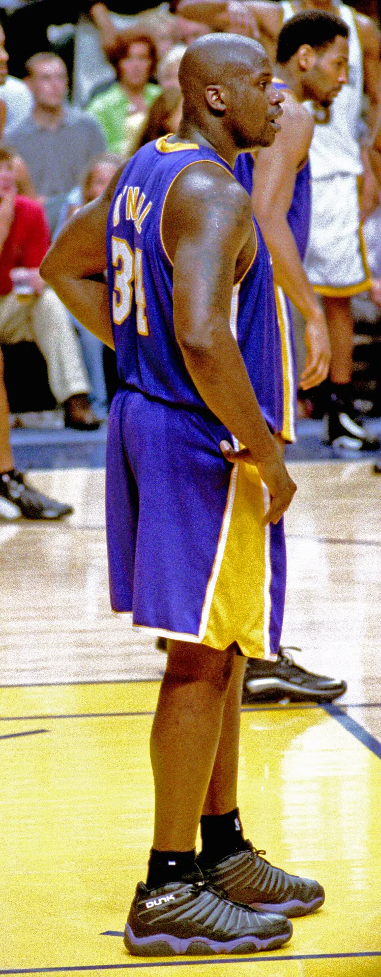 2000 年總冠軍賽身穿湖人 34 號球衣的 Shaquille O'Neal，攝影 Bigmoe797，CC BY-SA 4.0