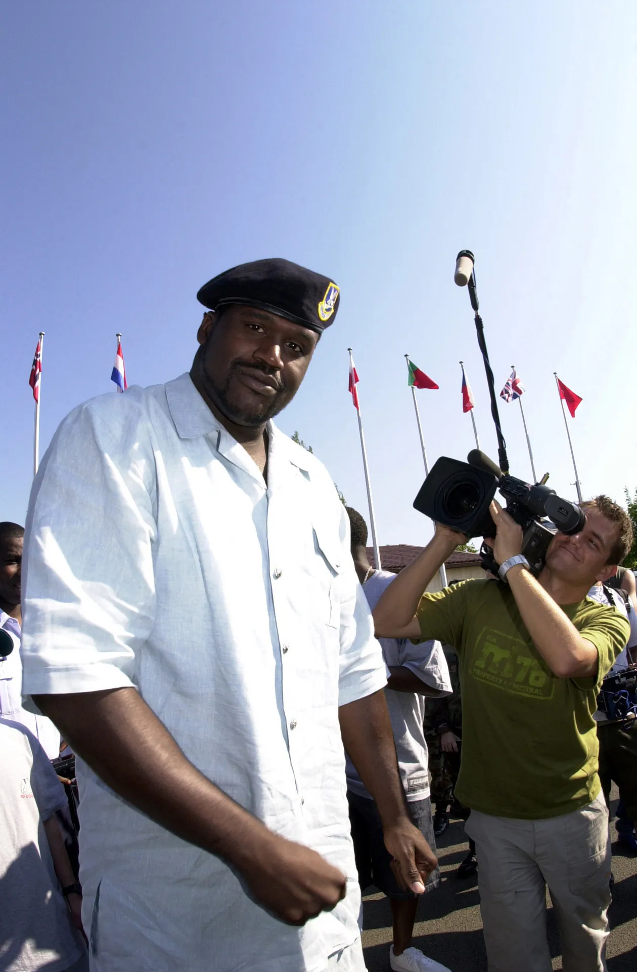 2001 年湖人時期的 Shaquille O'Neal 造訪德國拉姆斯坦空軍基地，美國空軍攝影，公有領域