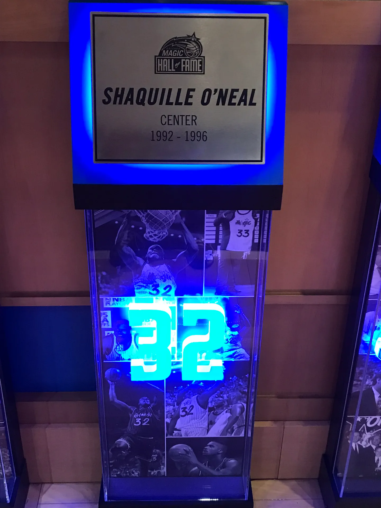 魔術隊史名人堂的 Shaquille O'Neal 展示櫃，攝影 Michael Rivera，CC BY-SA 4.0