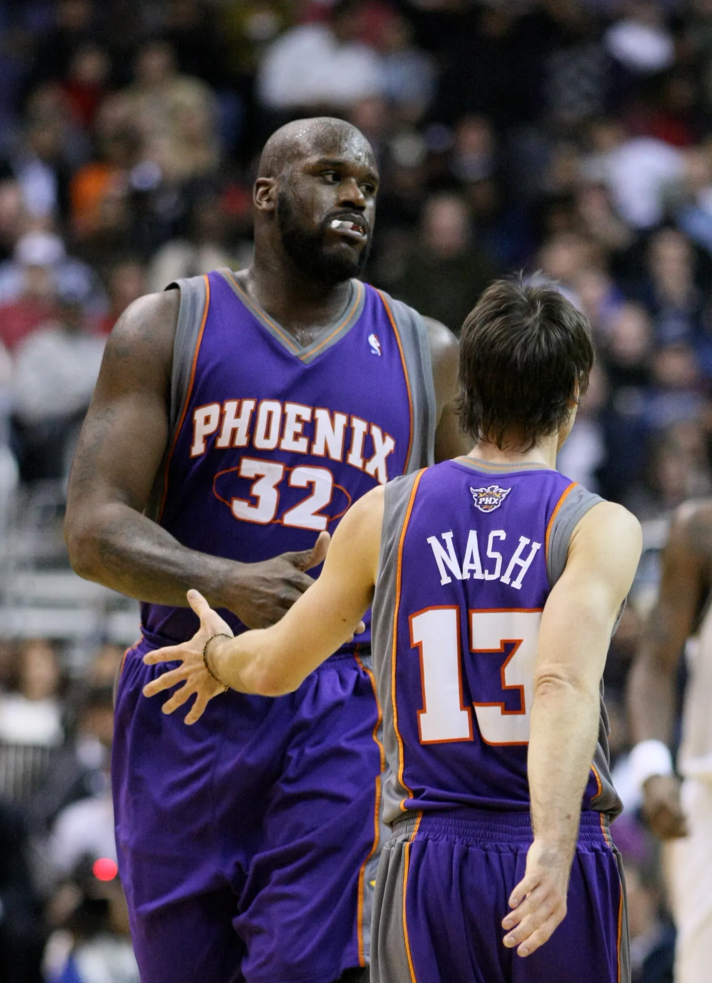 2009 年太陽 Shaquille O'Neal 與 Steve Nash 在場上擊掌，攝影 Keith Allison，CC BY-SA 2.0