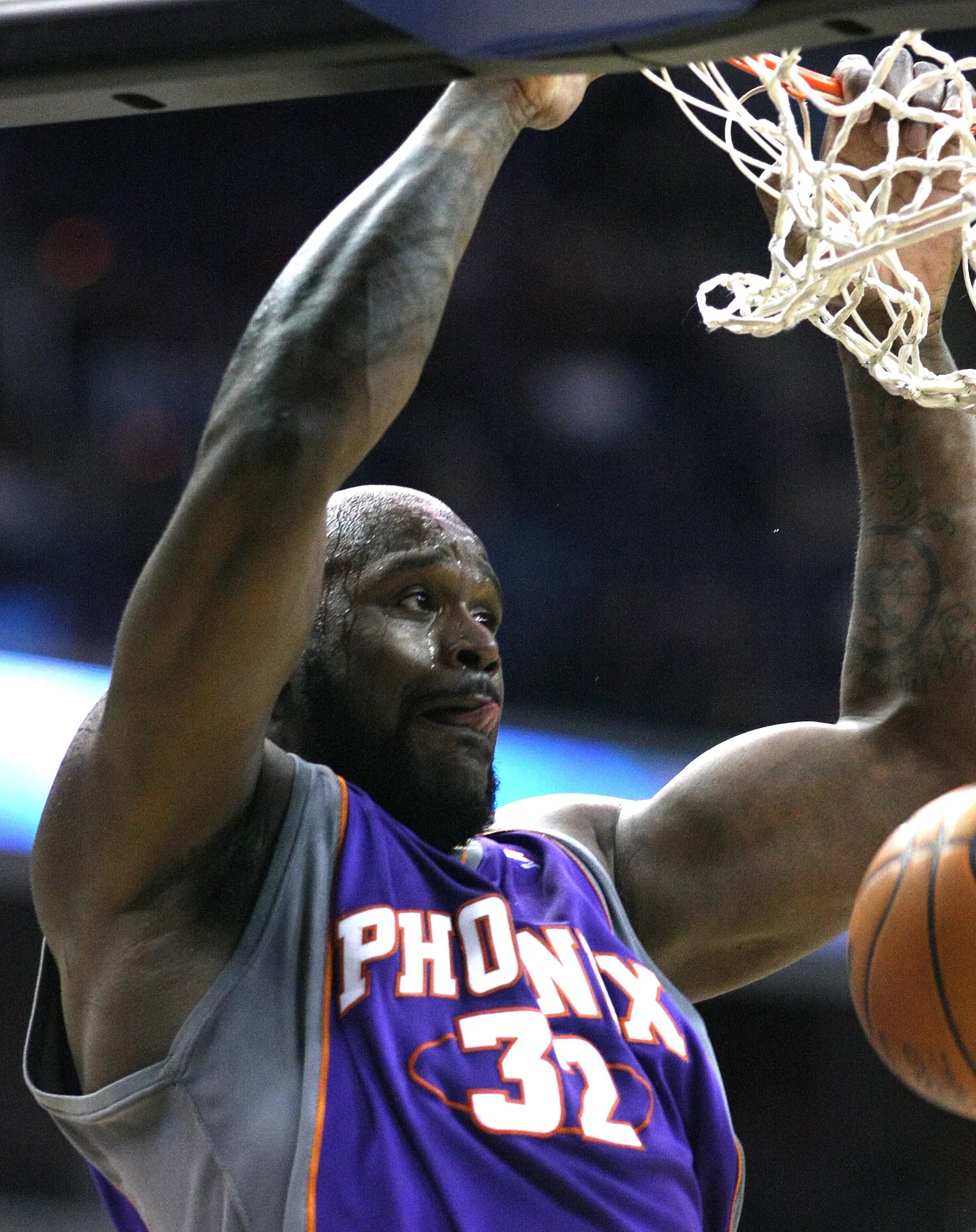 2009 年太陽 Shaquille O'Neal 雙手灌籃掛框，攝影 Keith Allison，CC BY-SA 2.0