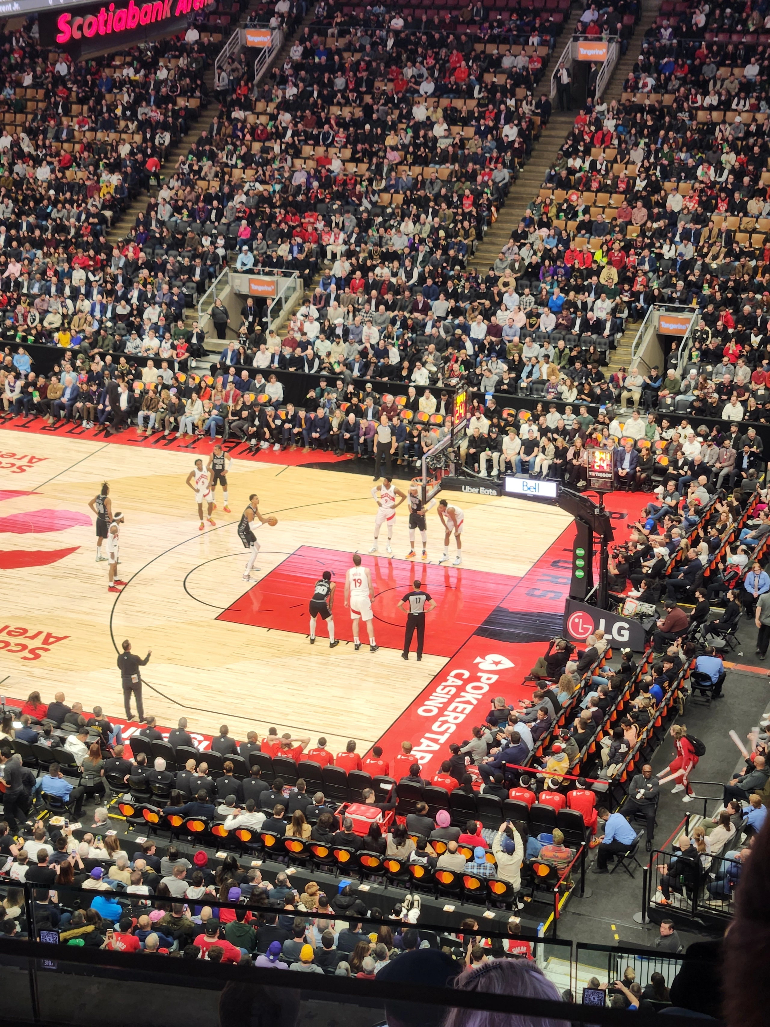 聖安東尼奧馬刺客場對戰多倫多暴龍的比賽全景，Scotiabank Arena 滿場觀眾。