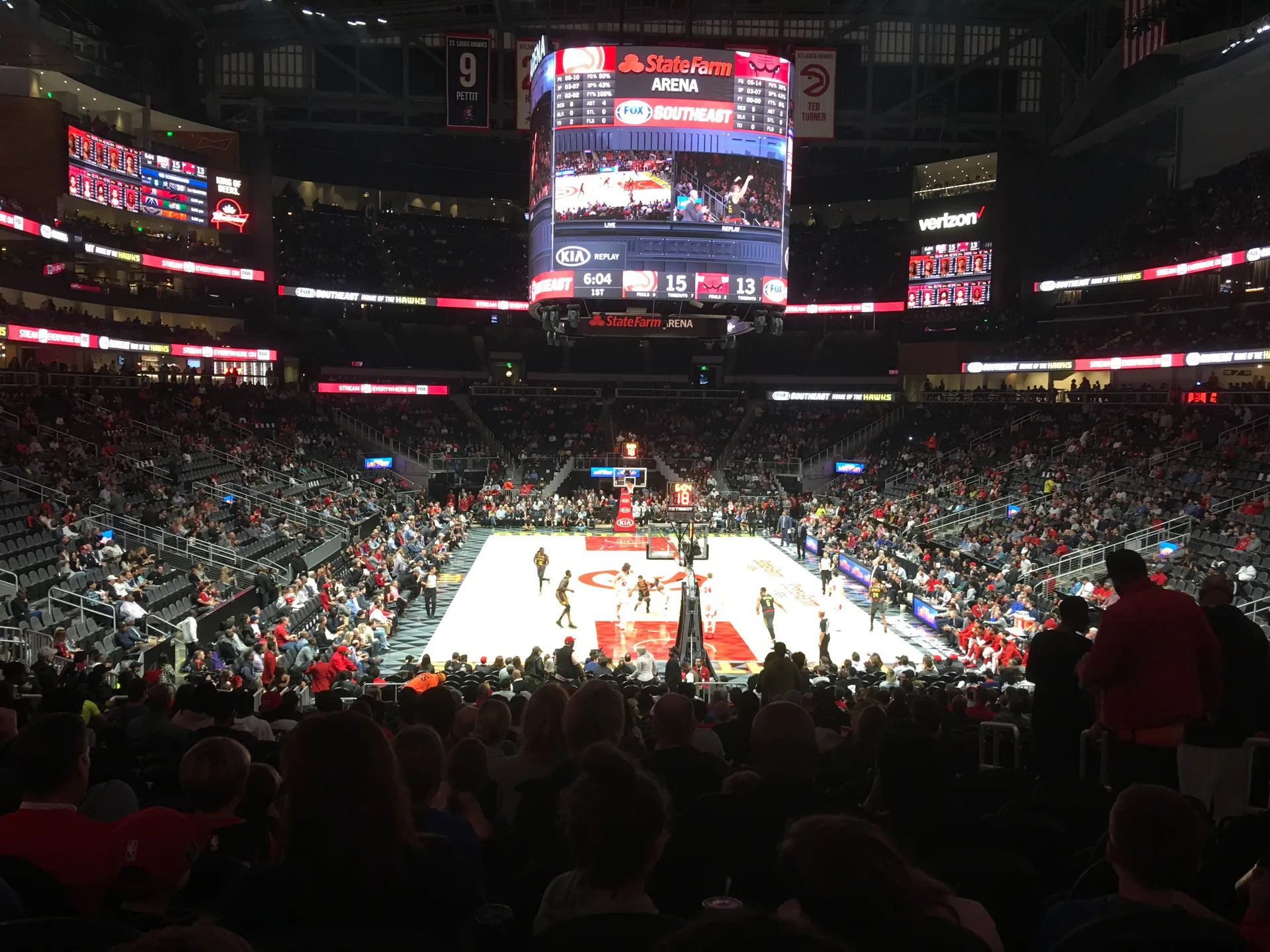 State Farm Arena 館內全景，老鷹主場比賽進行中