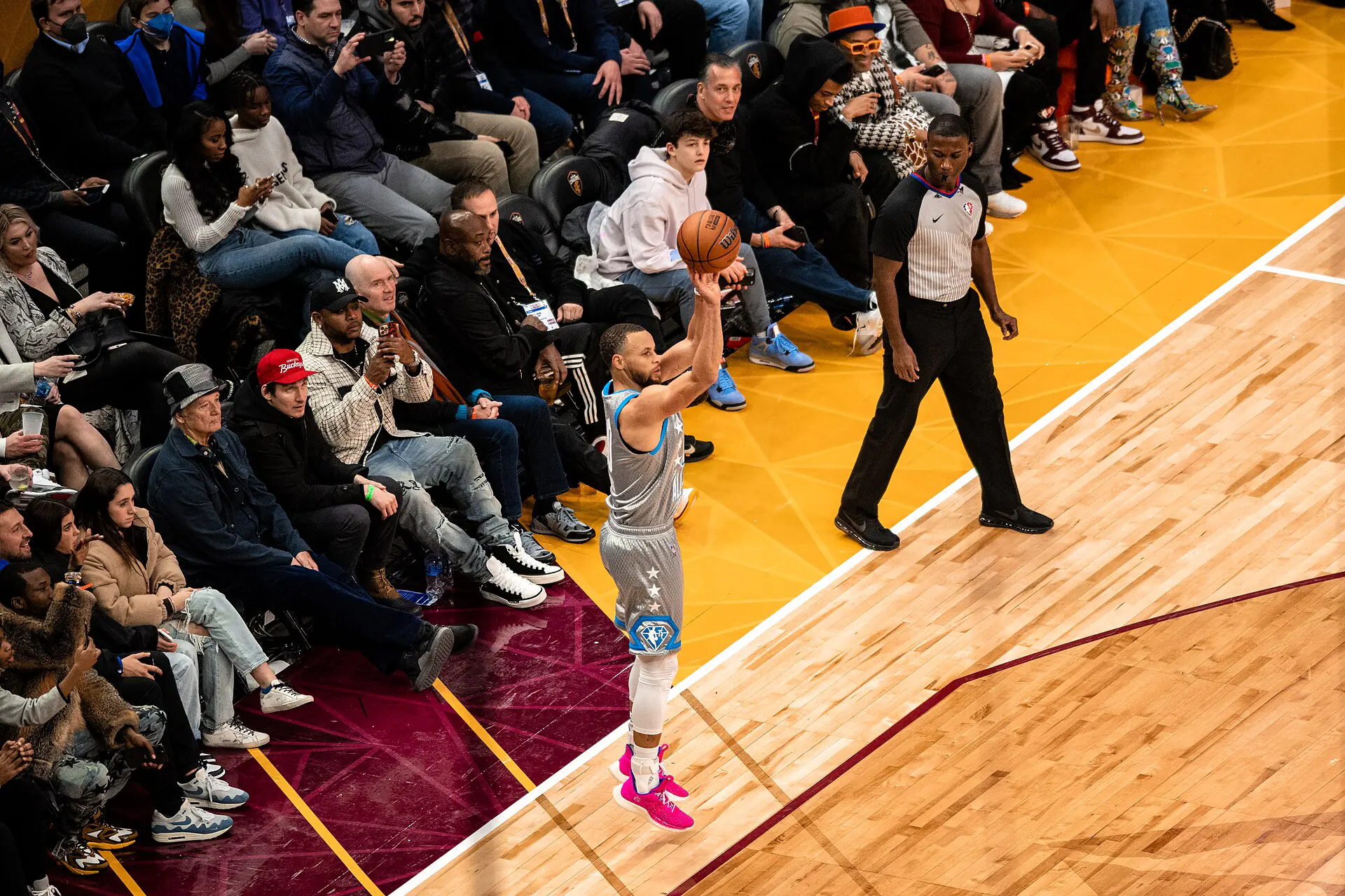 2022 年 NBA 明星賽 Stephen Curry 在底角出手三分球，Erik Drost 攝，CC BY 2.0