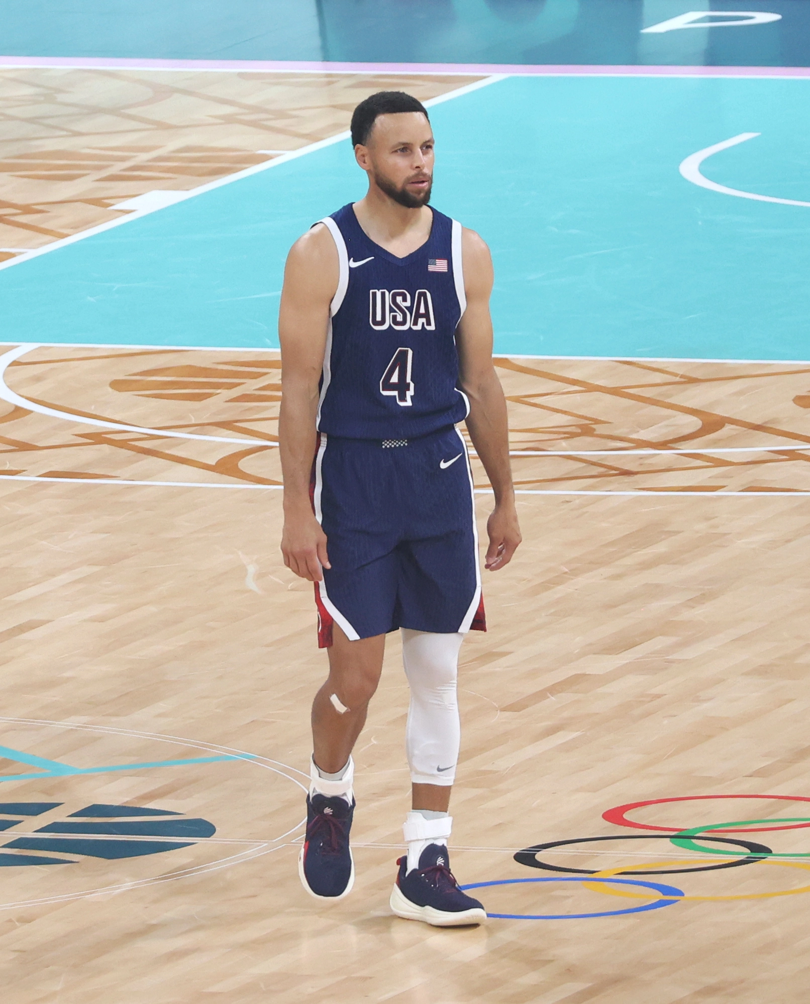 Stephen Curry 於 2024 巴黎奧運賽場上（攝影：Clément Bardot，授權 CC BY-SA 4.0，來源 Wikimedia Commons）