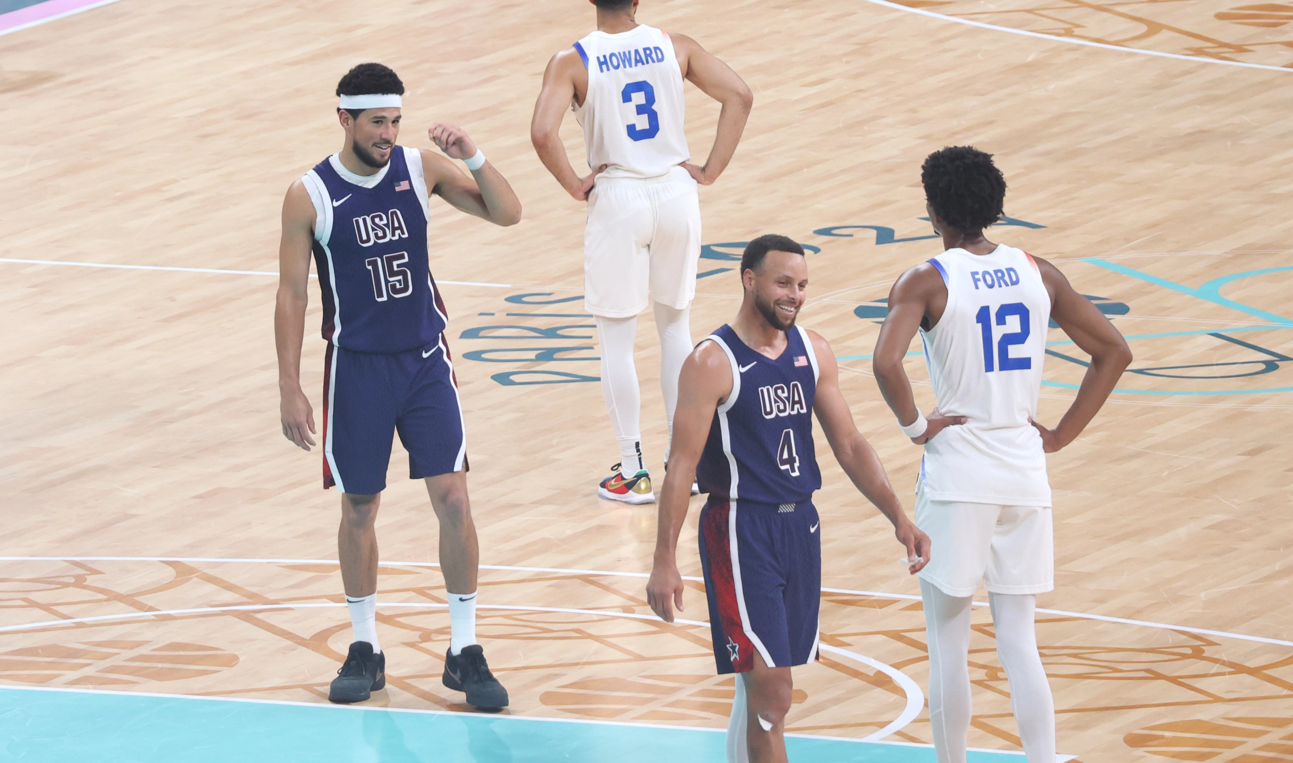 Stephen Curry 與 Devin Booker 在 2024 巴黎奧運賽場（攝影：Clément Bardot，授權 CC BY-SA 4.0，來源 Wikimedia Commons）