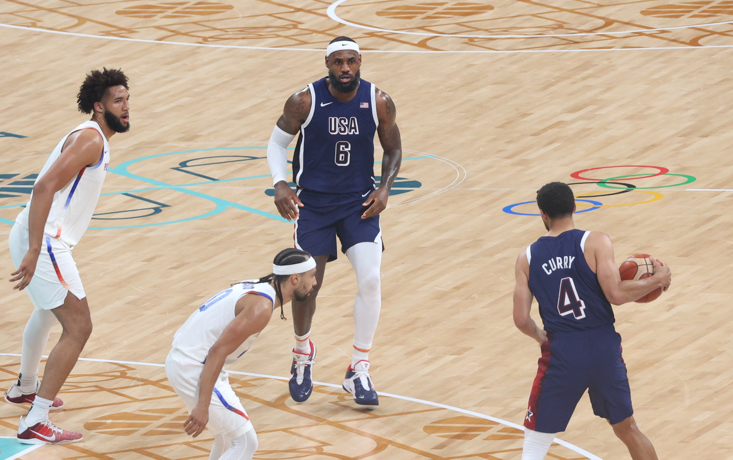 Stephen Curry 與 LeBron James 代表美國隊出戰 2024 奧運（攝影：Clément Bardot，授權 CC BY-SA 4.0，來源 Wikimedia Commons）