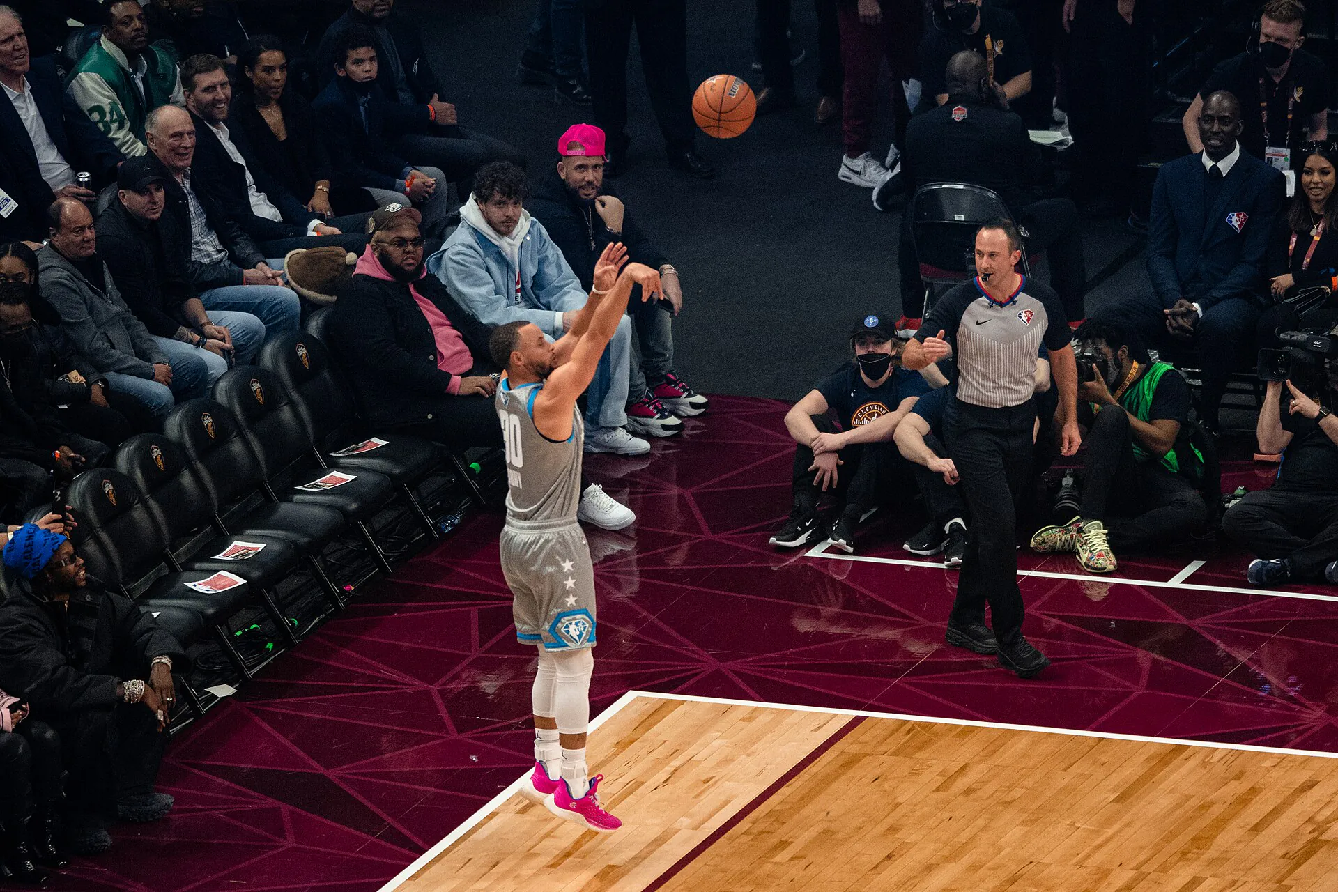 2022 年 NBA 明星賽 Stephen Curry 在邊線附近跳投，Erik Drost 攝，CC BY 2.0