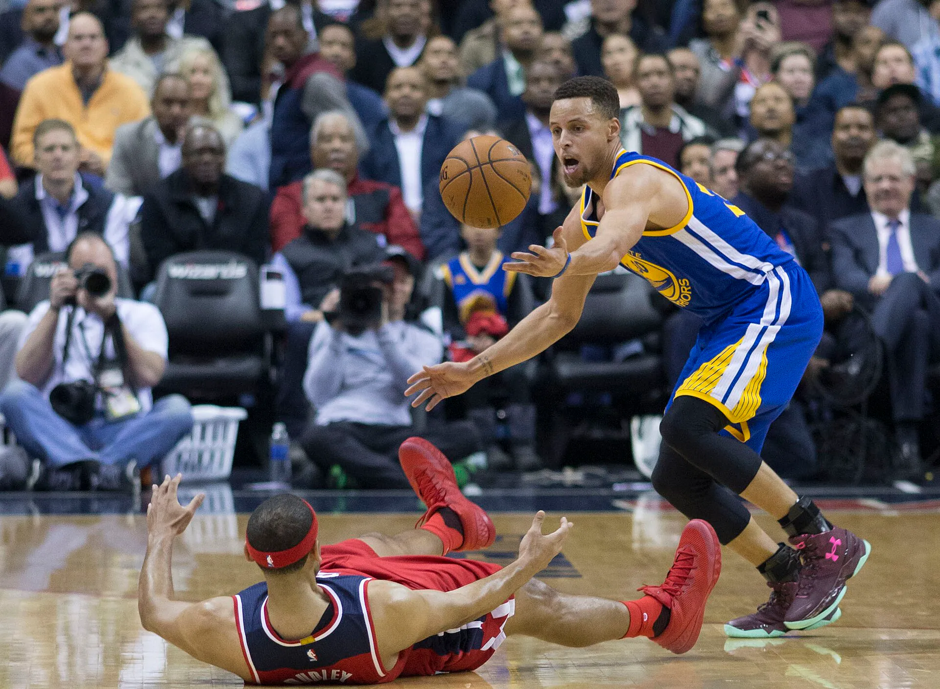 Stephen Curry 搶到地板球後傳球，攝影 Keith Allison，CC BY-SA 2.0，Wikimedia Commons