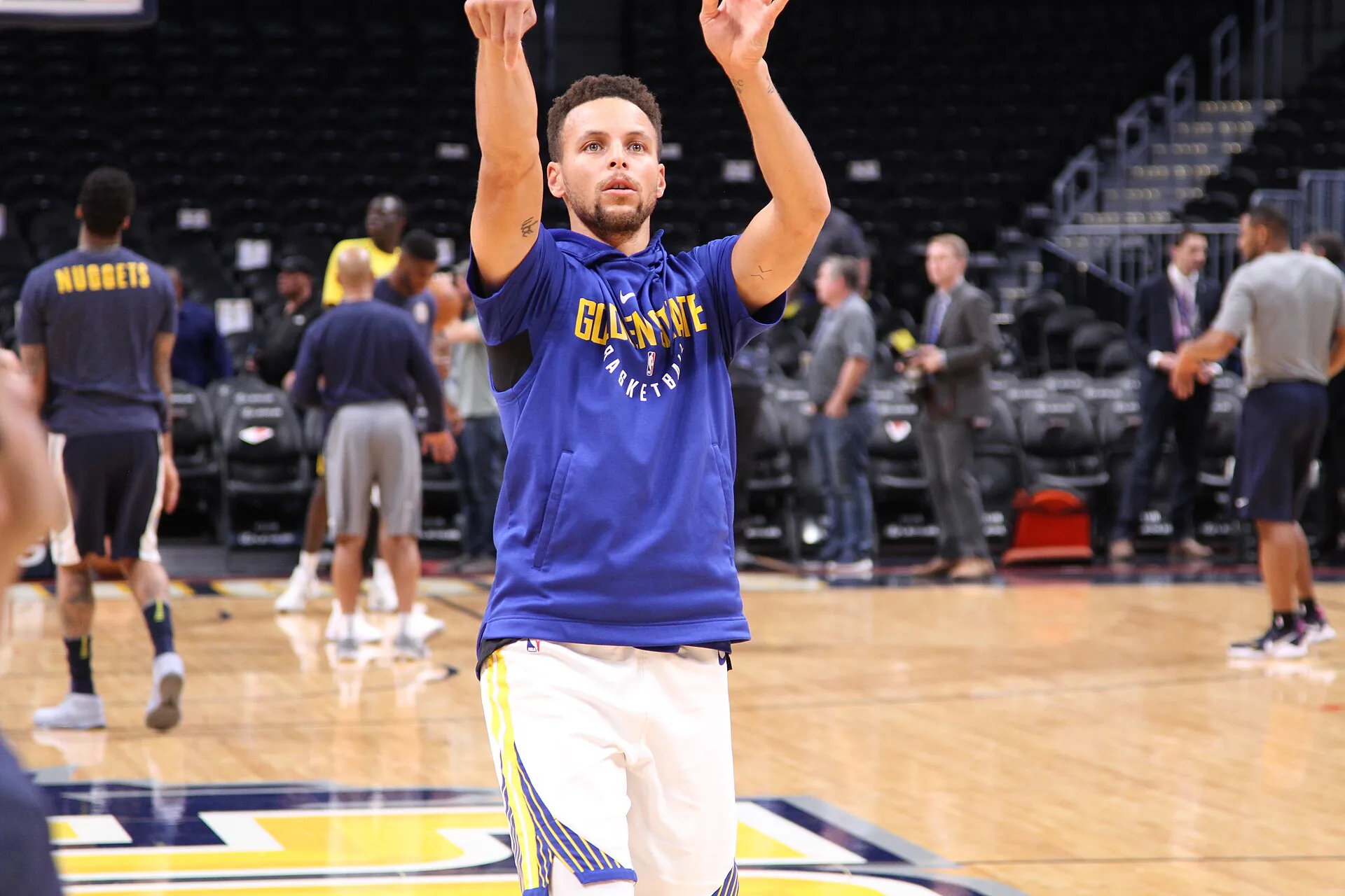 Stephen Curry 賽前熱身投籃，攝影 Cyrus Saatsaz，CC BY-SA 4.0，Wikimedia Commons