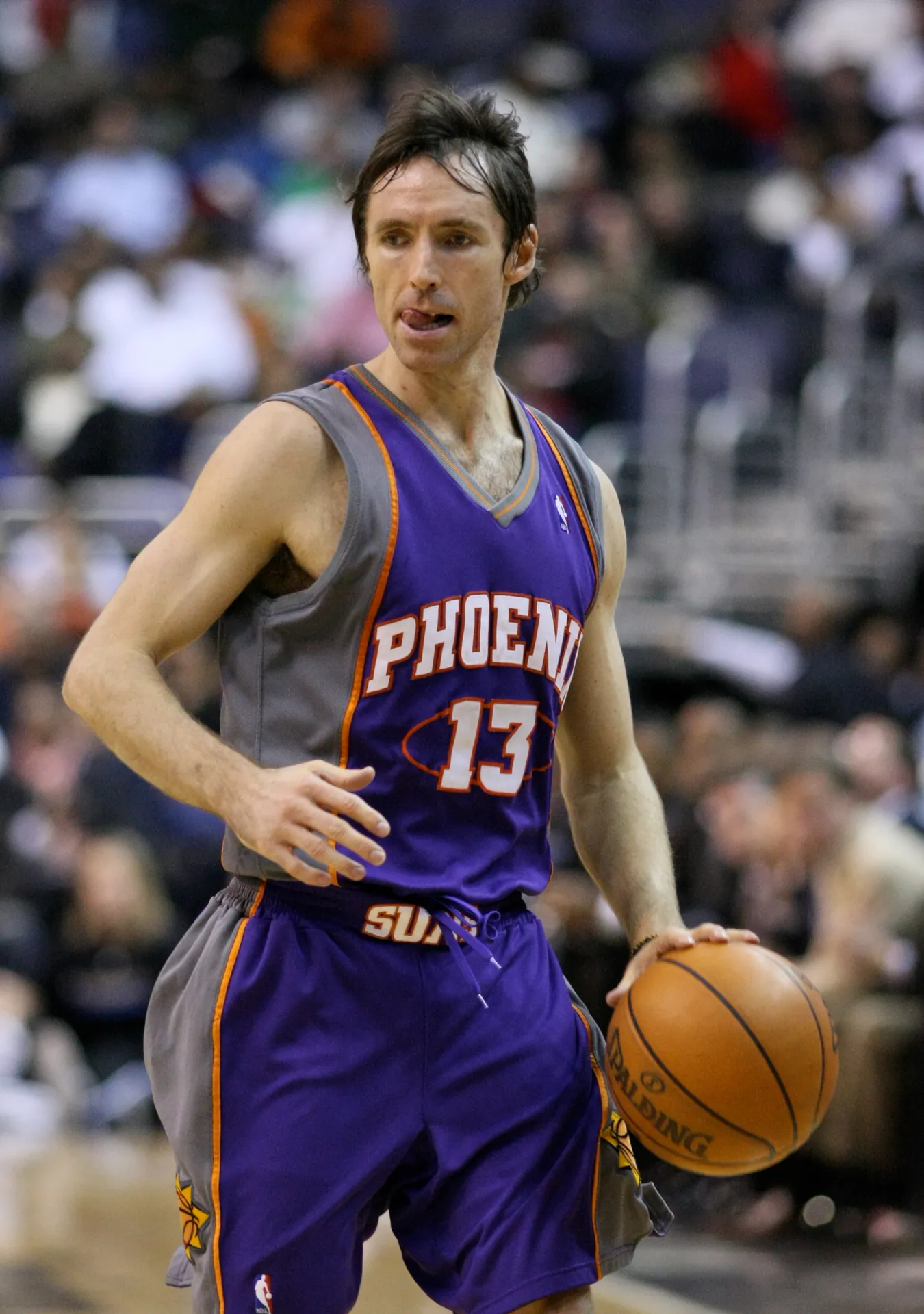 身穿太陽紫色 13 號球衣的 Steve Nash 在比賽中運球（攝影 Keith Allison，CC BY-SA 2.0，Wikimedia Commons）