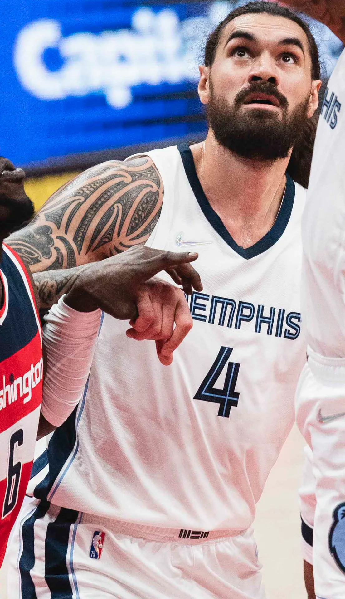灰熊時期 4 號 Steven Adams 在巫師主場籃下卡位搶籃板