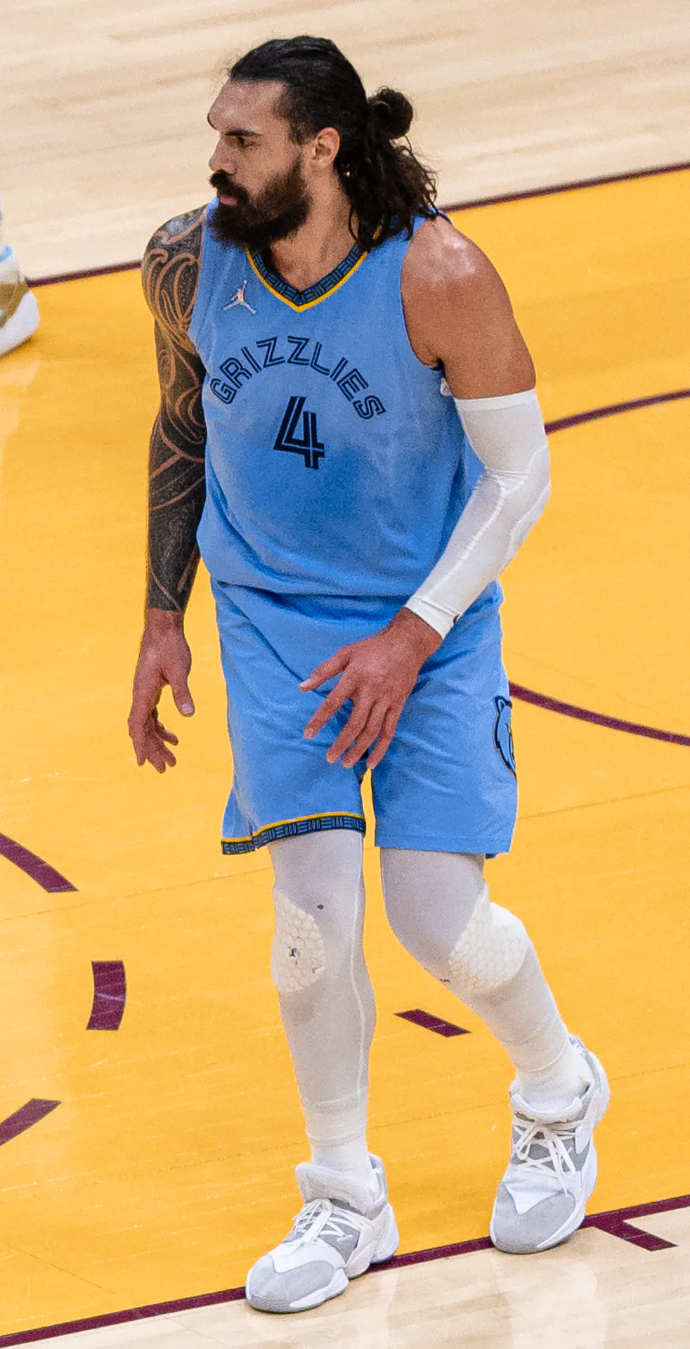 灰熊時期 4 號 Steven Adams 在場上移動