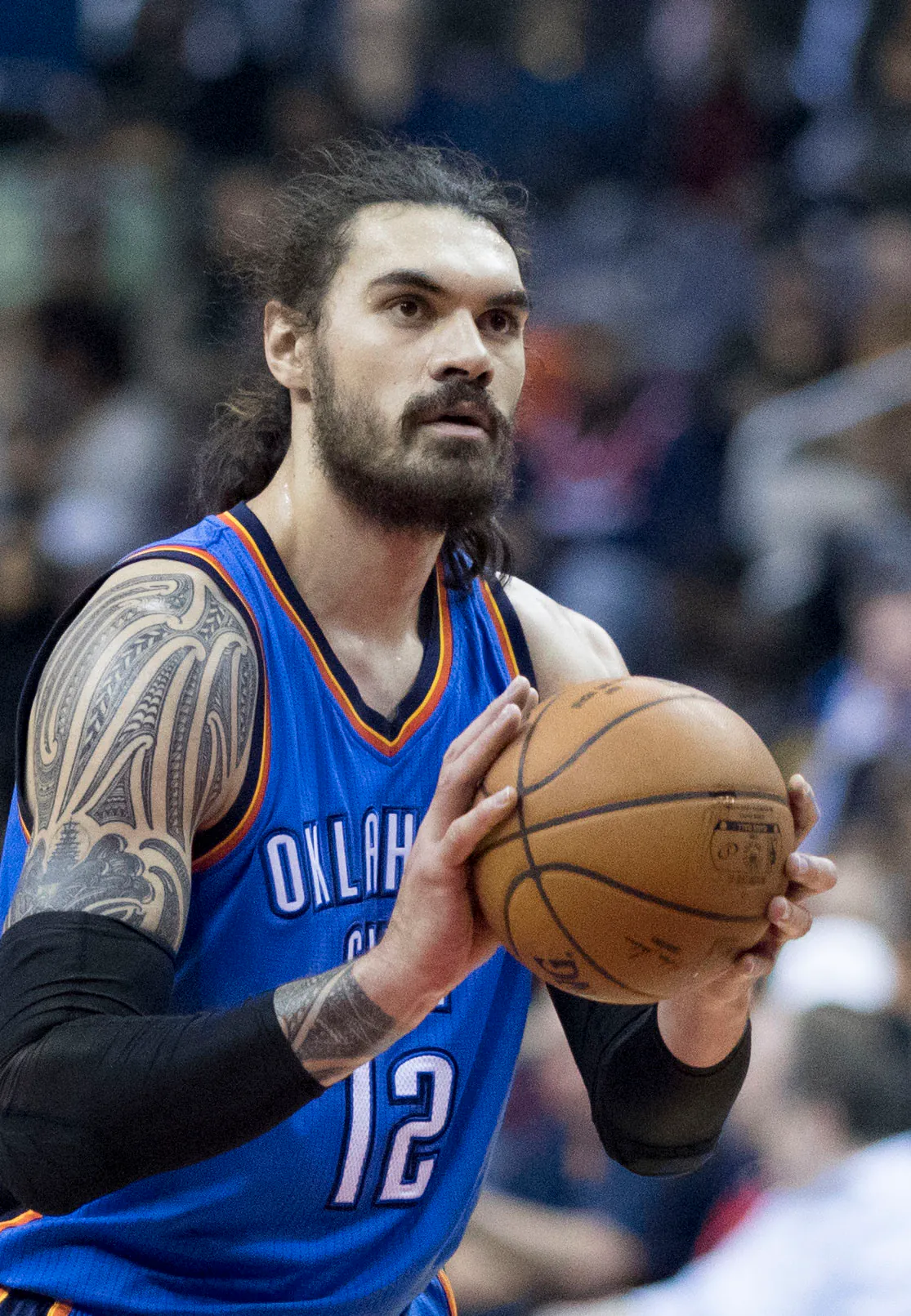 雷霆時期 12 號 Steven Adams 持球準備罰球