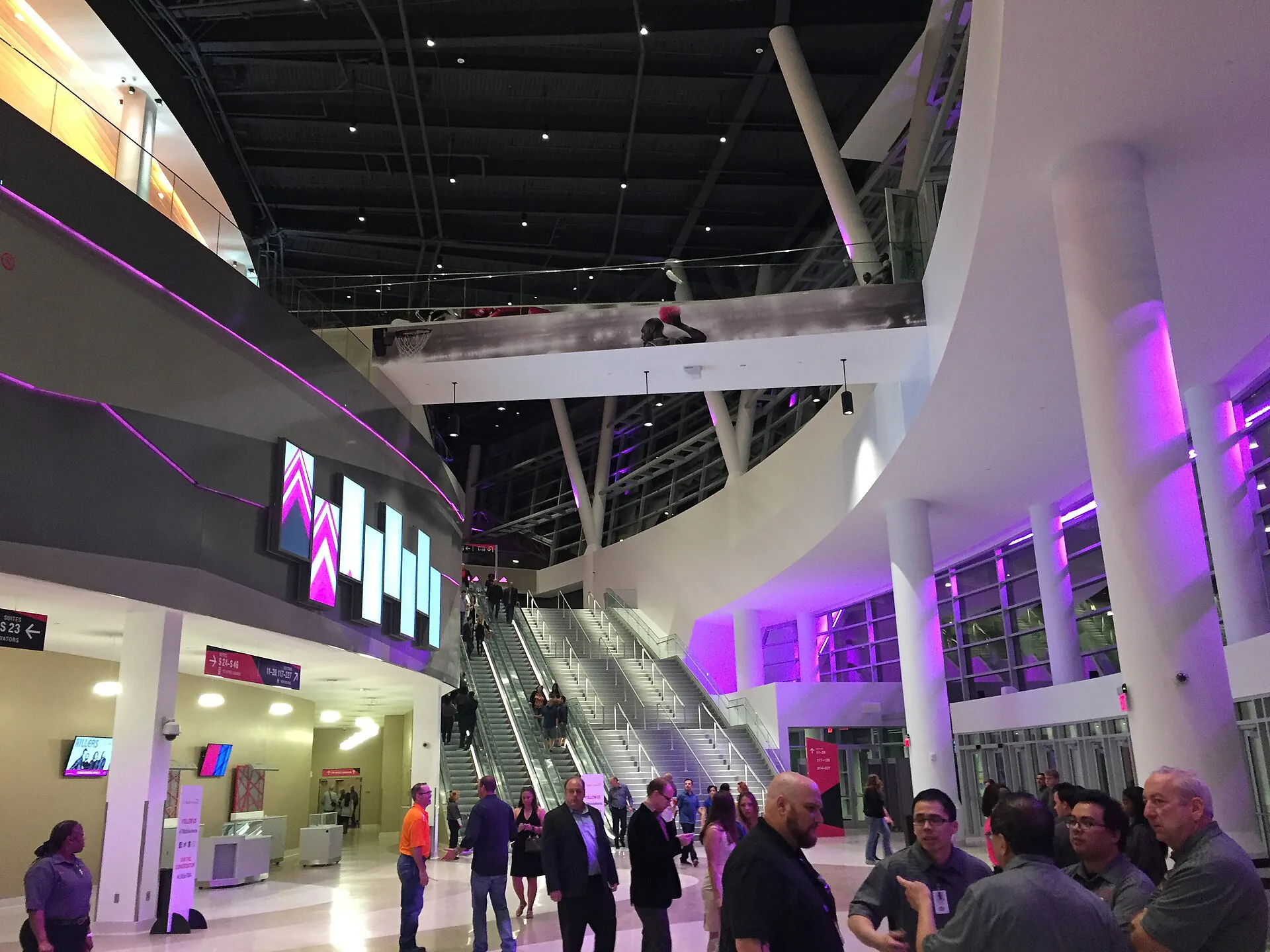 拉斯維加斯 T-Mobile Arena 挑高大廳與電扶梯