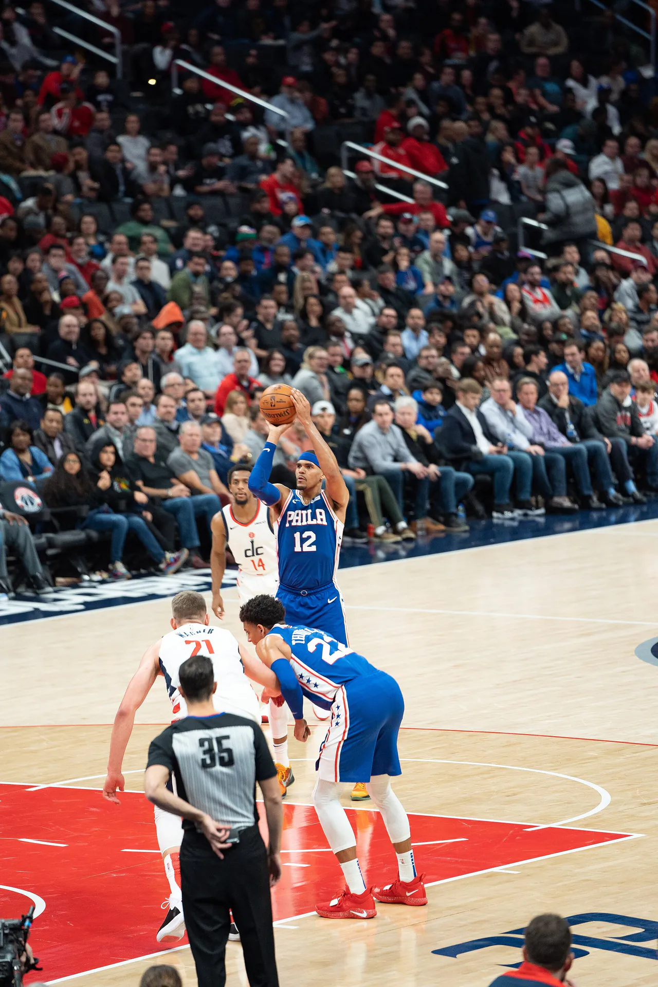 效力 76 人時期的 Tobias Harris 身穿藍色 12 號球衣罰球出手（攝影 All-Pro Reels，CC BY-SA 2.0，Wikimedia Commons）