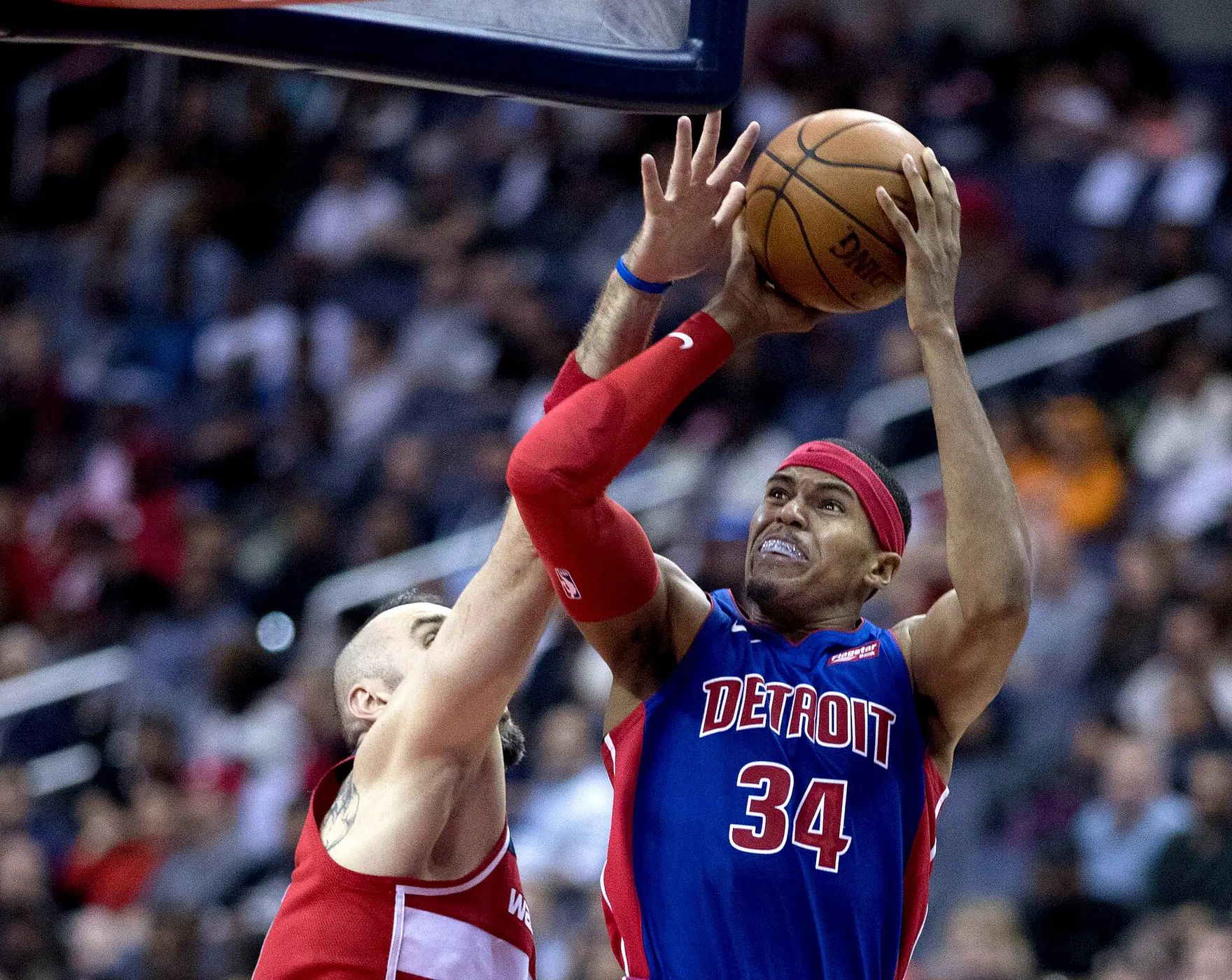 Tobias Harris 身穿活塞 34 號球衣在籃下出手