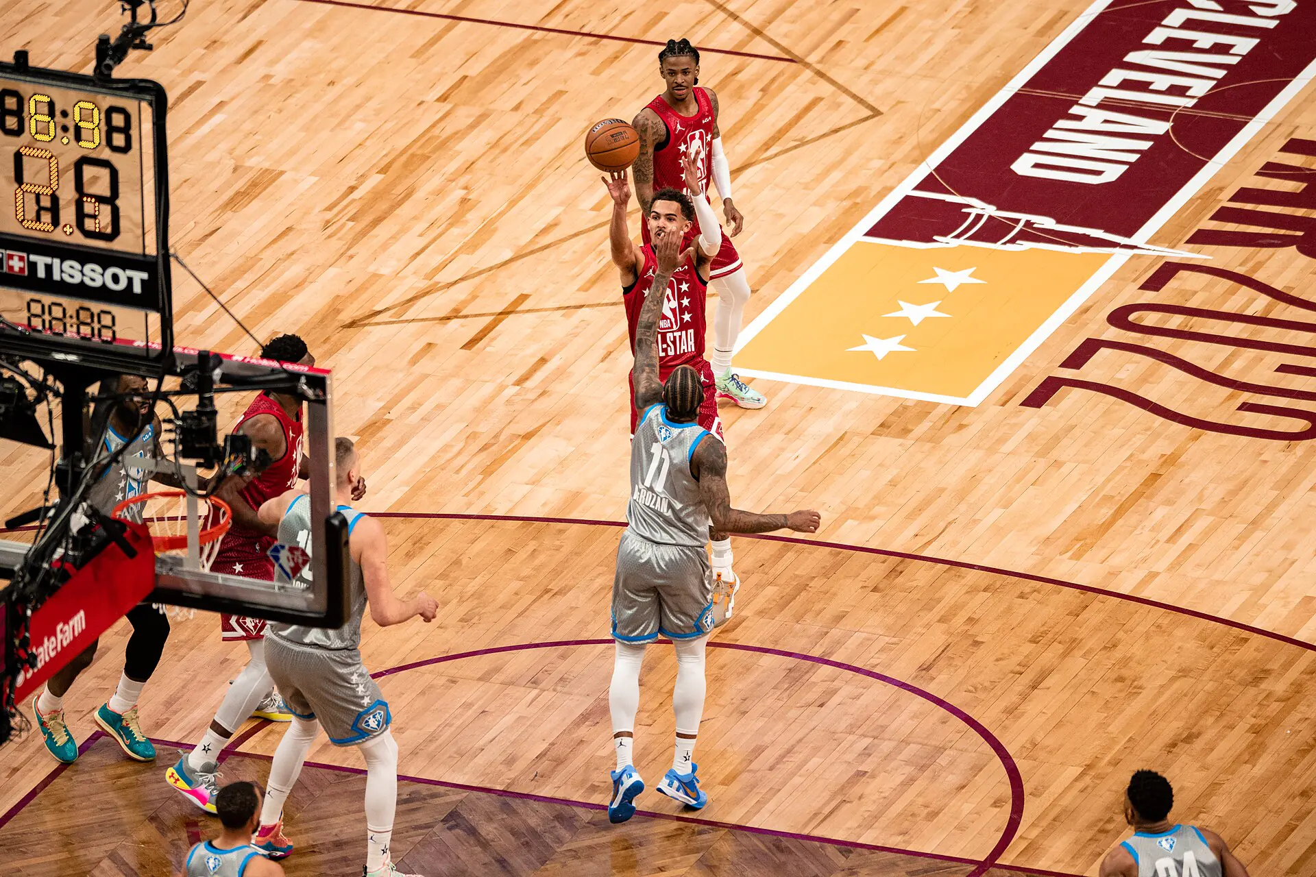 Trae Young 在 2022 年克里夫蘭 NBA 明星賽中於外線出手，DeMar DeRozan 伸手封阻（攝影 Erik Drost，授權 CC BY 2.0，來源 Wikimedia Commons）