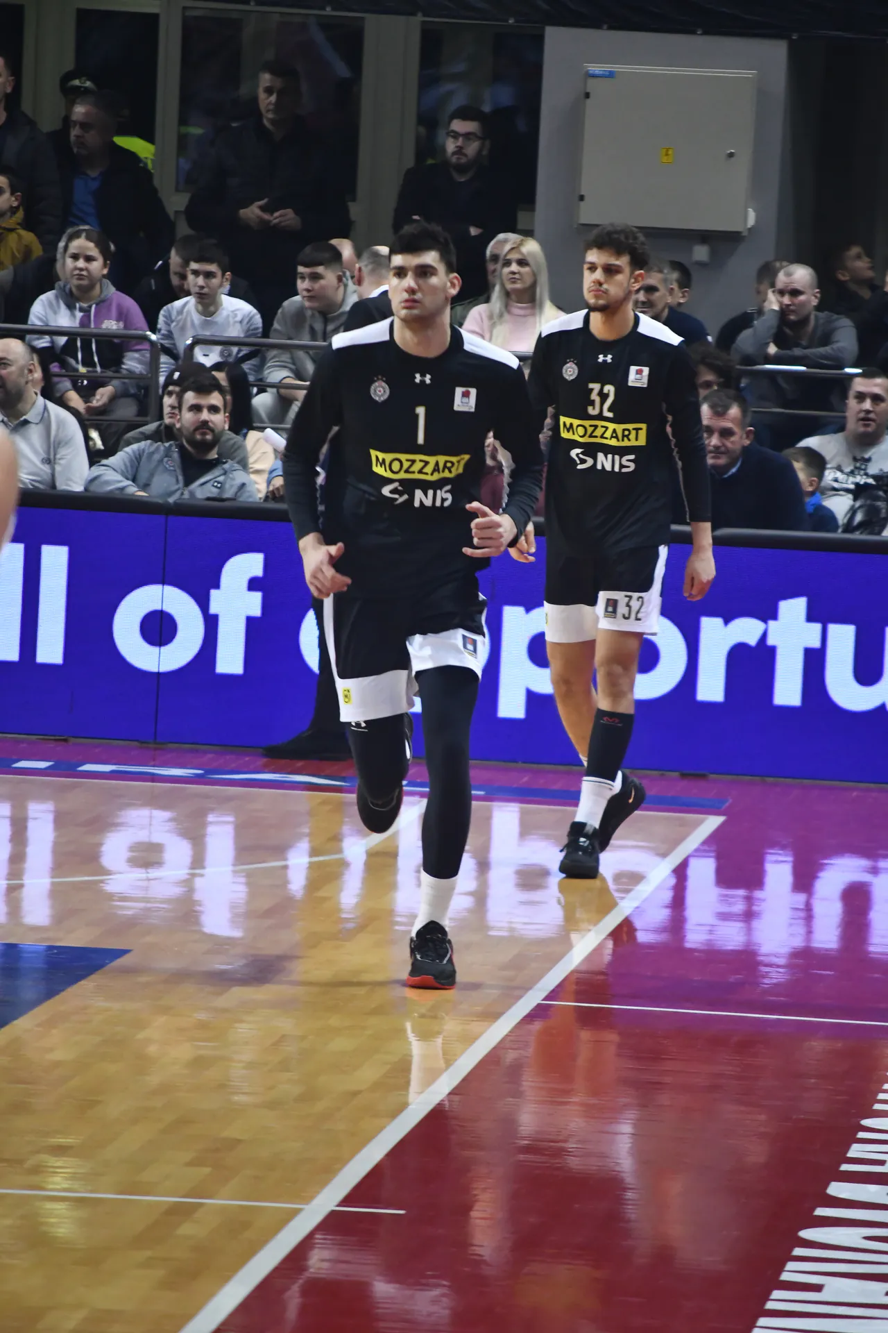 Tristan Vukcevic 身穿 Partizan 1 號黑色球衣在亞德里亞聯賽場上