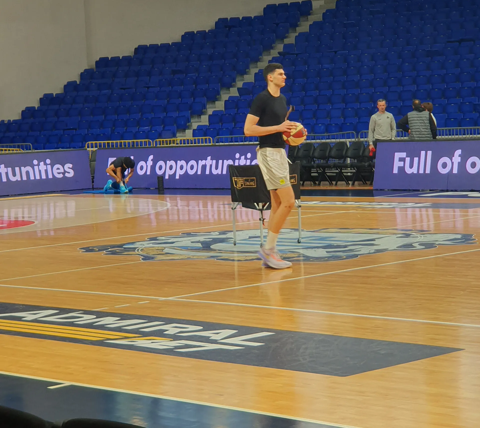 Tristan Vukcevic 效力 Partizan 時期持球進行賽前熱身