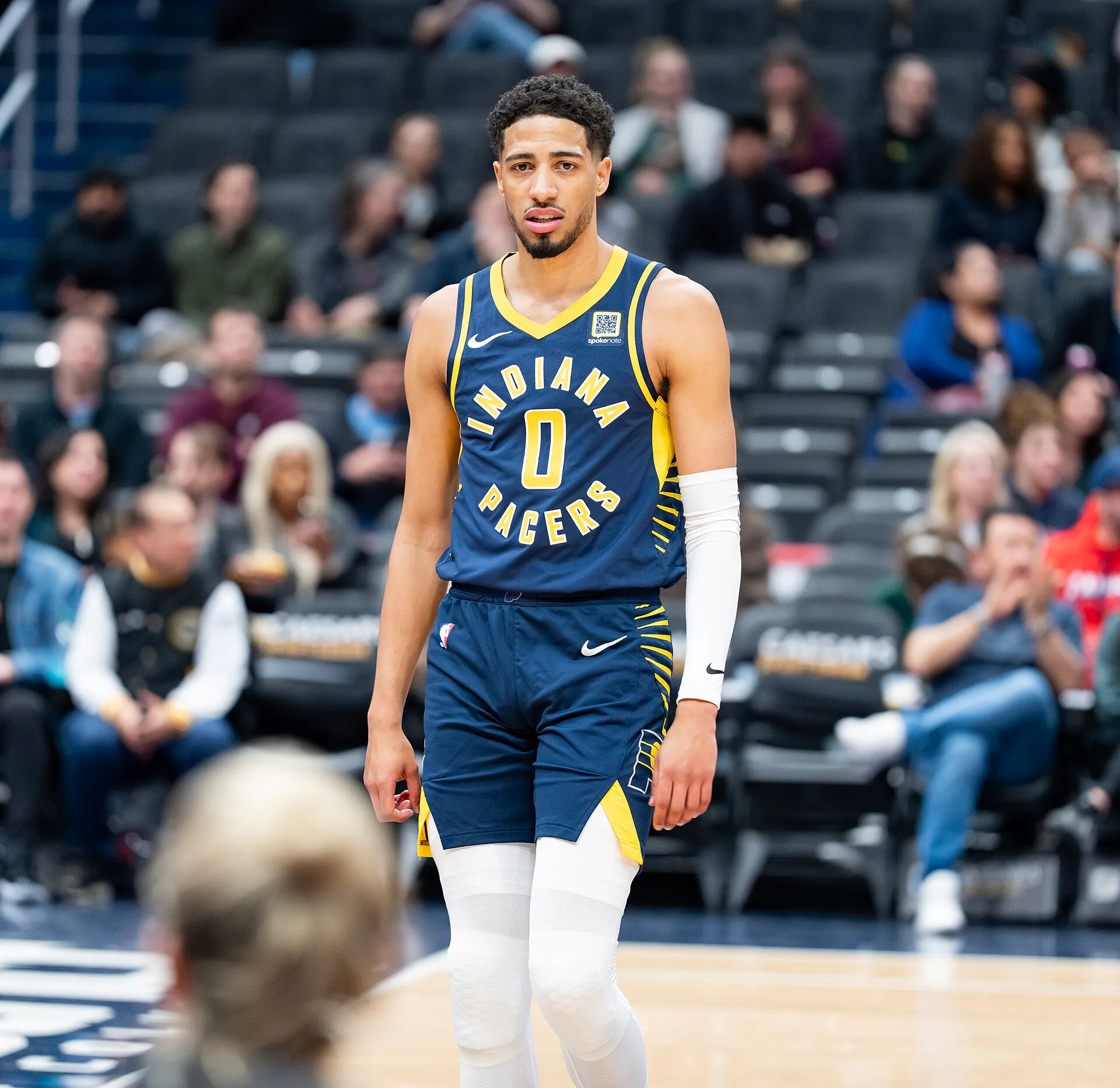 Tyrese Haliburton 身穿溜馬深藍色 0 號球衣、右臂戴白色袖套在比賽中站在場上（攝影 Chensiyuan，授權 CC BY-SA 4.0，來源 Wikimedia Commons）