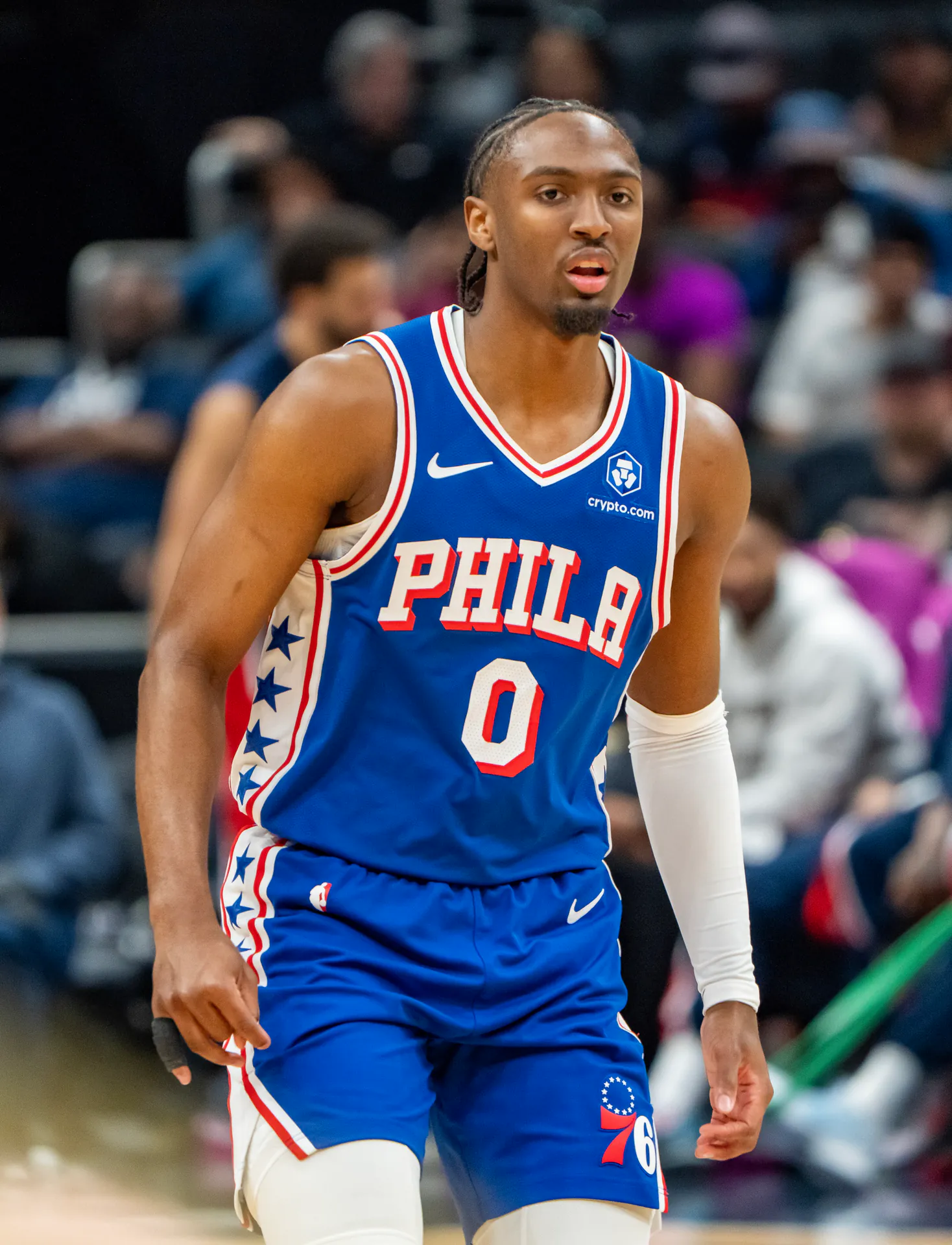Tyrese Maxey 身穿費城 76 人藍色 0 號球衣在比賽中於場上移動（攝影 Chensiyuan，授權 CC BY-SA 4.0，來源 Wikimedia Commons）