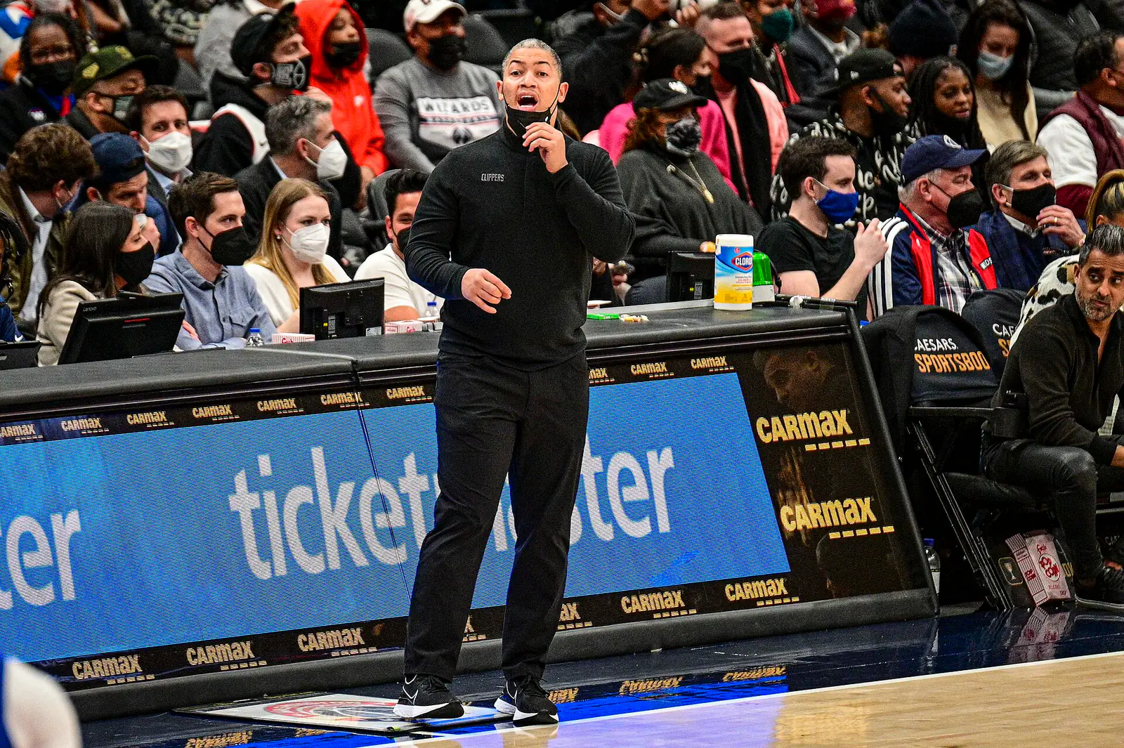 快艇總教練 Tyronn Lue 在場邊指揮比賽（攝影 All-Pro Reels，CC BY-SA 2.0，Wikimedia Commons）