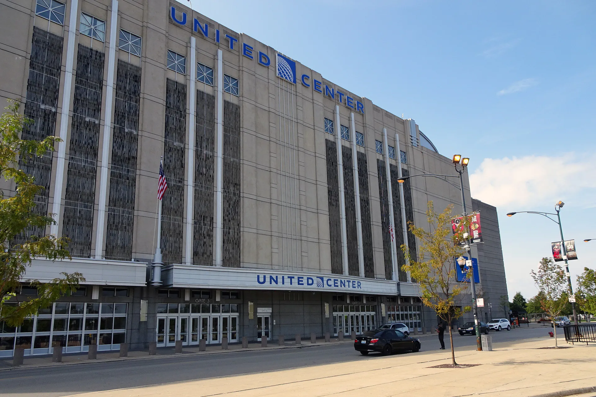 芝加哥 United Center 的米色外牆與藍色場館名稱字樣