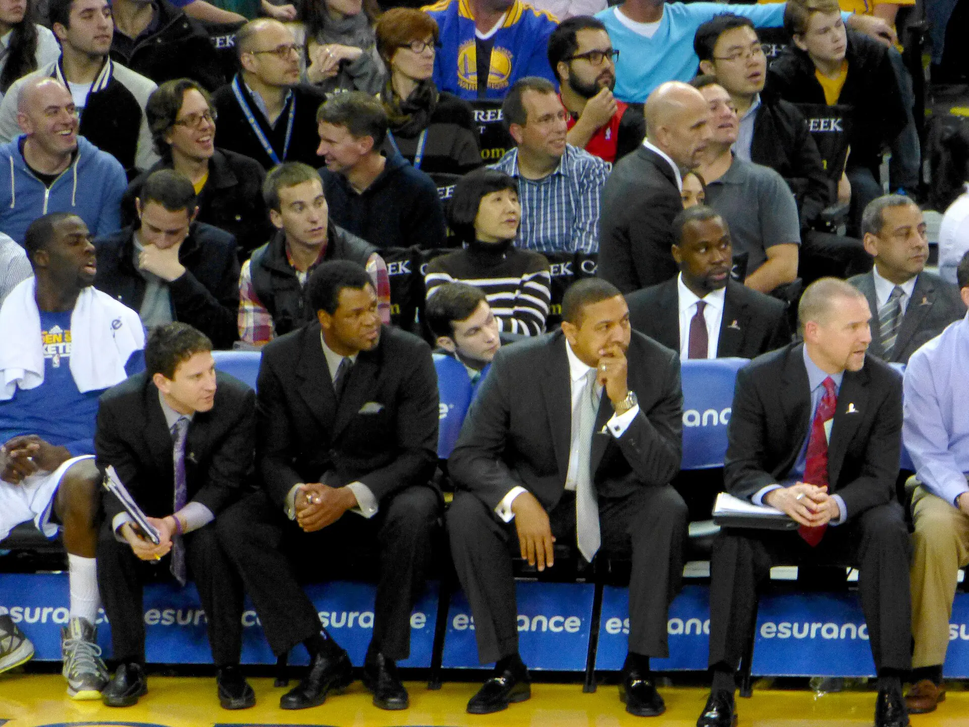 2013 年勇士板凳席，總教練 Mark Jackson 與助理教練群觀戰，HeelSports 攝，CC BY 2.0