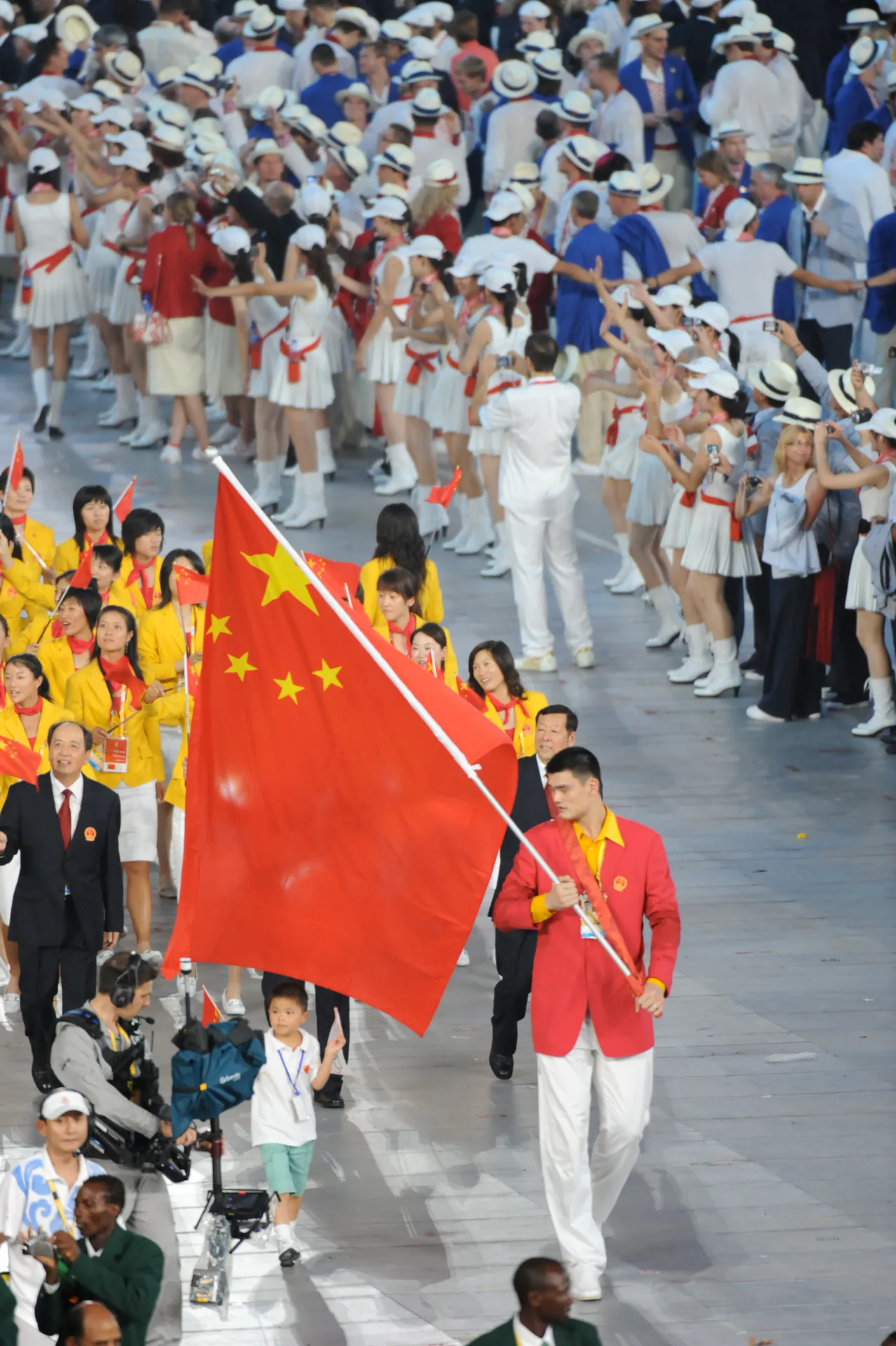 2008 年北京奧運開幕式 Yao Ming 擔任掌旗官，美國陸軍攝，CC BY 2.0