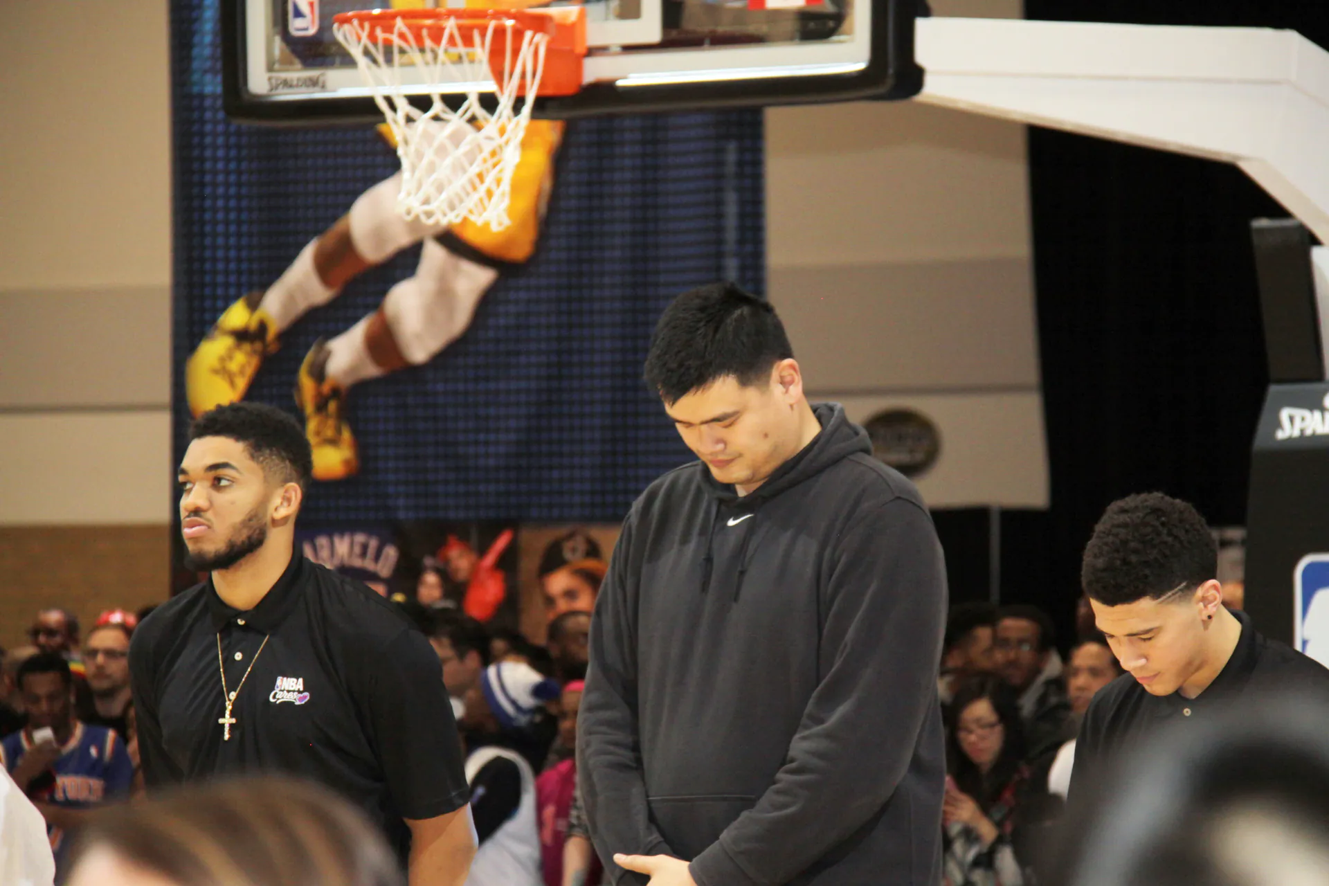 2016 年明星賽週末活動中的兩位狀元 Yao Ming 與 Karl-Anthony Towns，攝影 lam_chihang，CC BY 2.0