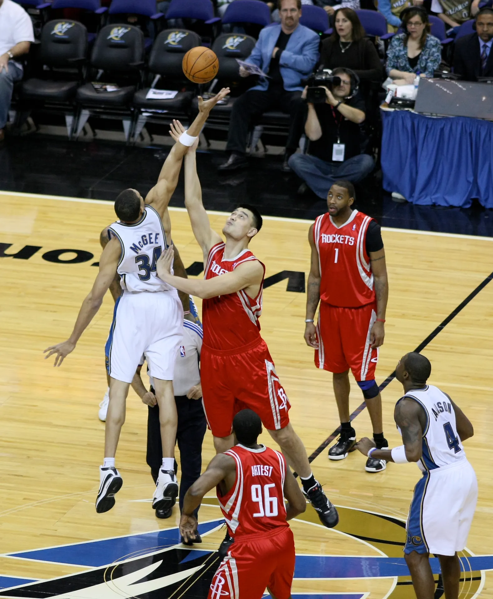 2008 年火箭 Yao Ming 與巫師 JaVale McGee 跳球，攝影 Keith Allison，CC BY-SA 2.0