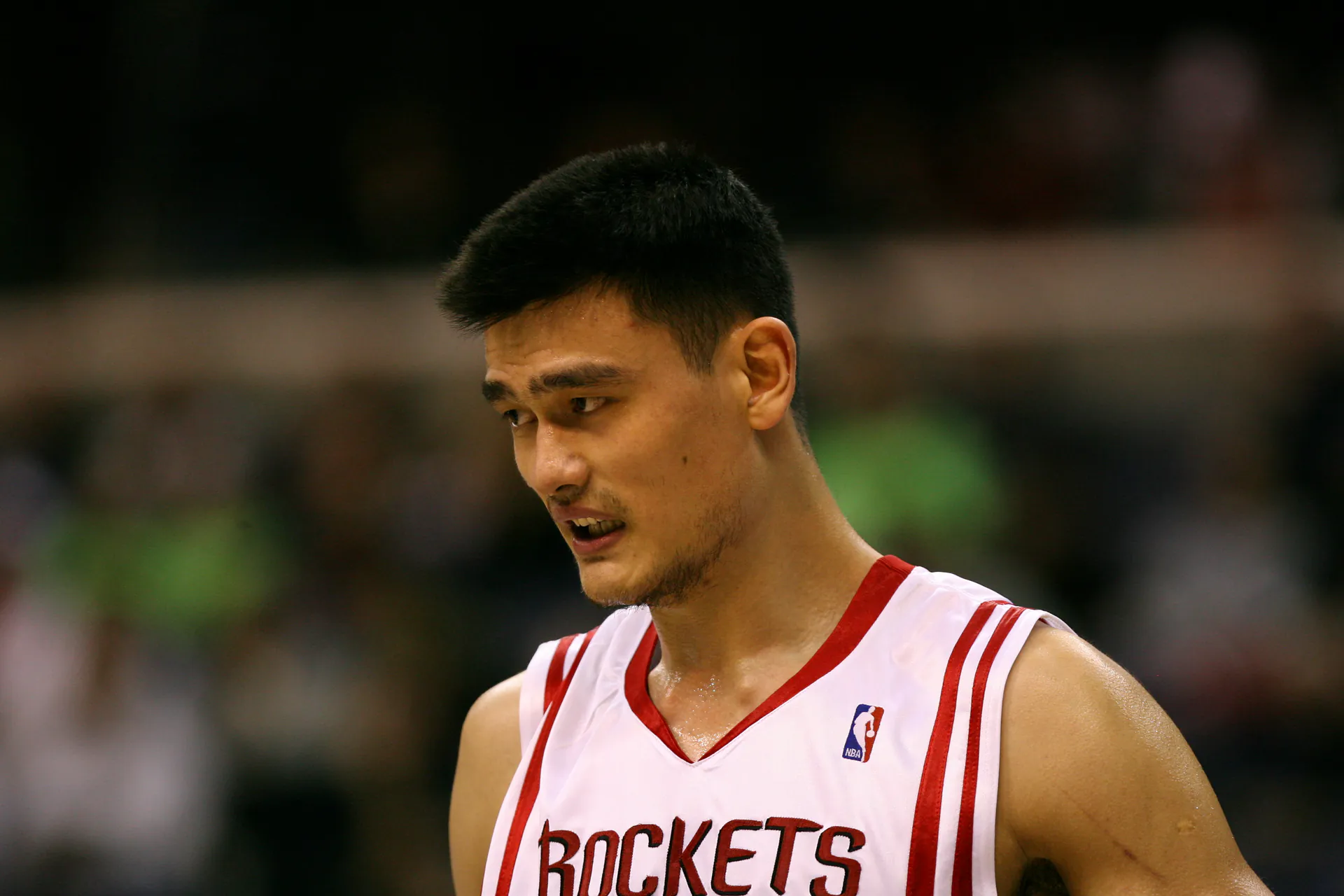 2006 年身穿火箭白色球衣的 Yao Ming 場上特寫，攝影 Keith Allison，CC BY-SA 3.0