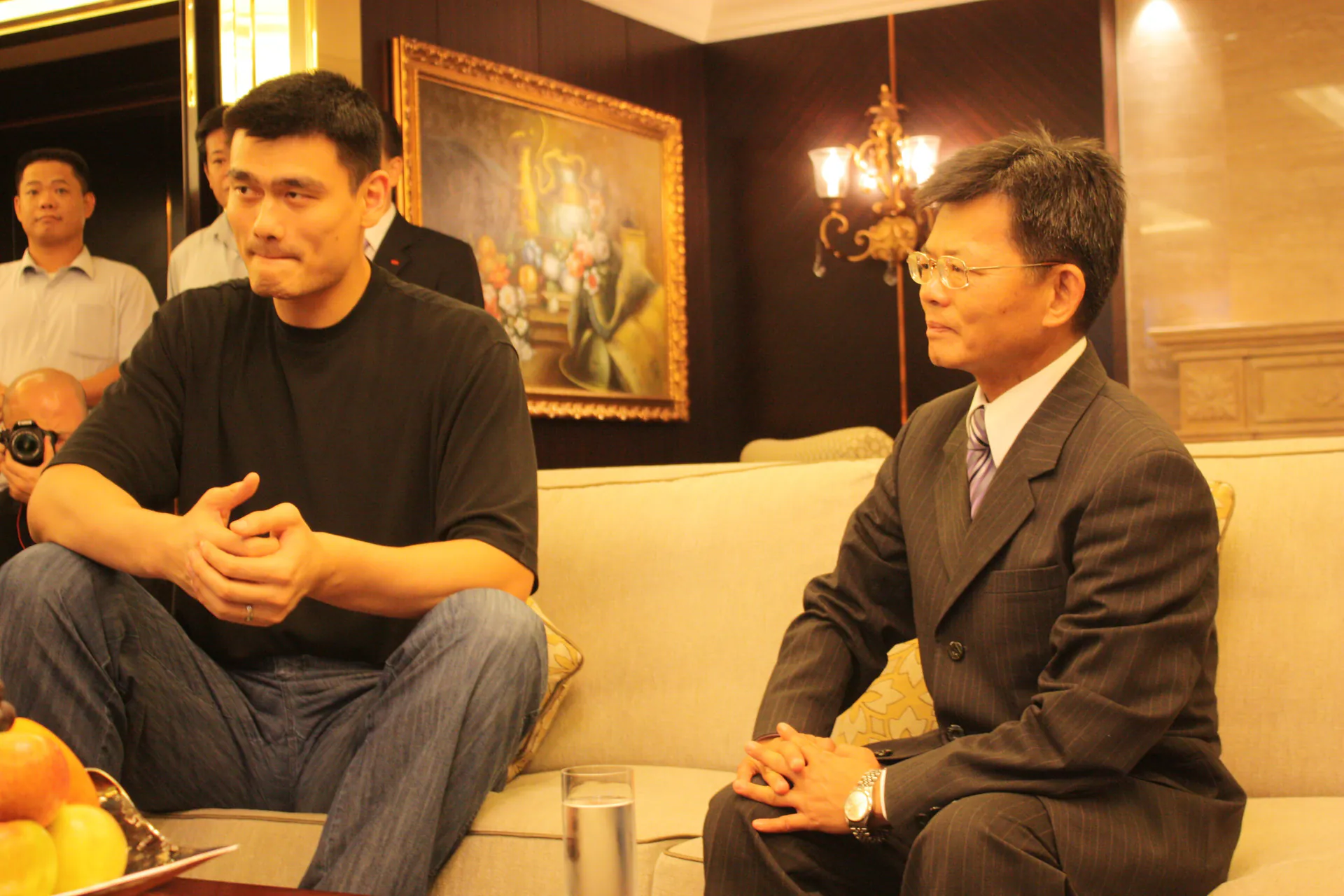 2010 年姚基金慈善之旅來台的 Yao Ming 與時任高雄縣長楊秋興會面，攝影 蠟筆小興，CC BY-SA 2.0
