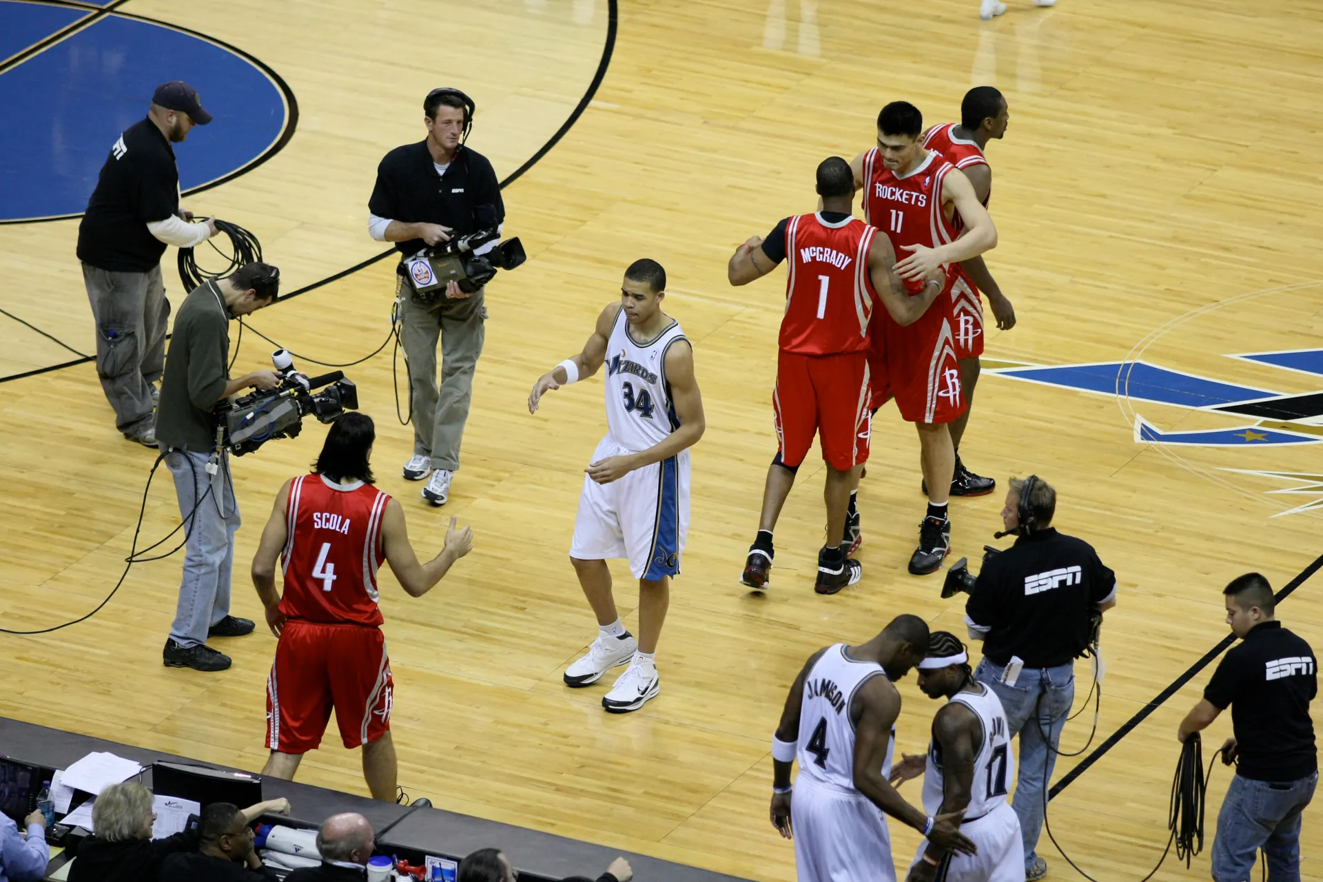 2008 年賽前火箭 Tracy McGrady 與 Yao Ming 擁抱打氣，攝影 Keith Allison，CC BY-SA 2.0
