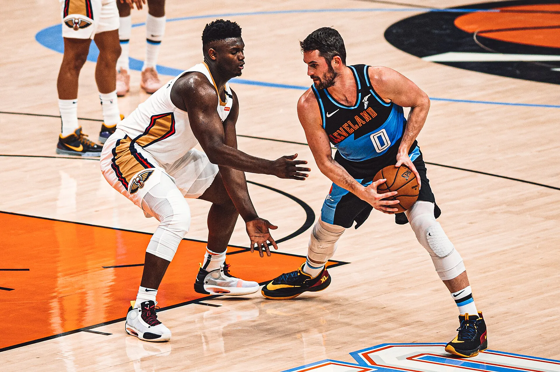 Zion Williamson 在騎士主場防守持球的 Kevin Love