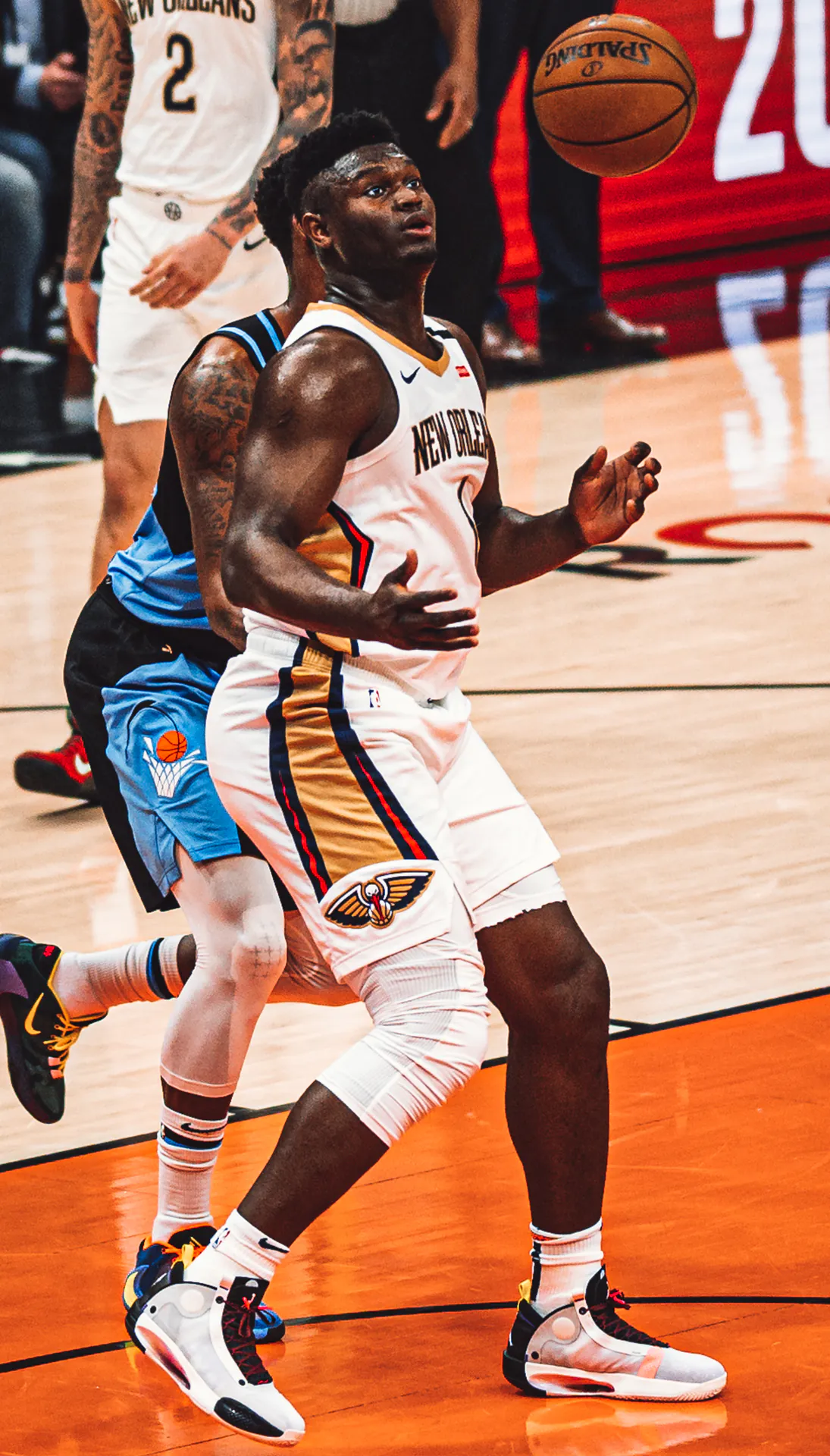身穿鵜鶘白色球衣的 Zion Williamson 在場上準備接球