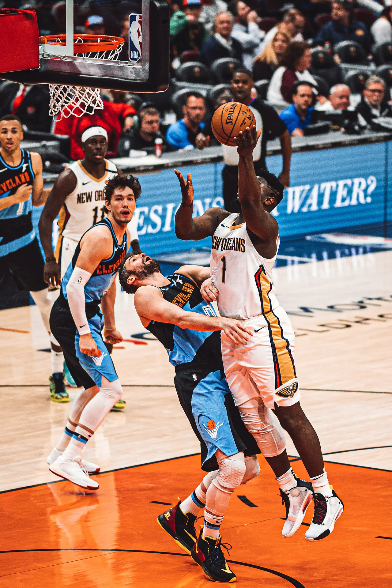 鵜鶘 1 號 Zion Williamson 在騎士主場切入禁區單手挑籃