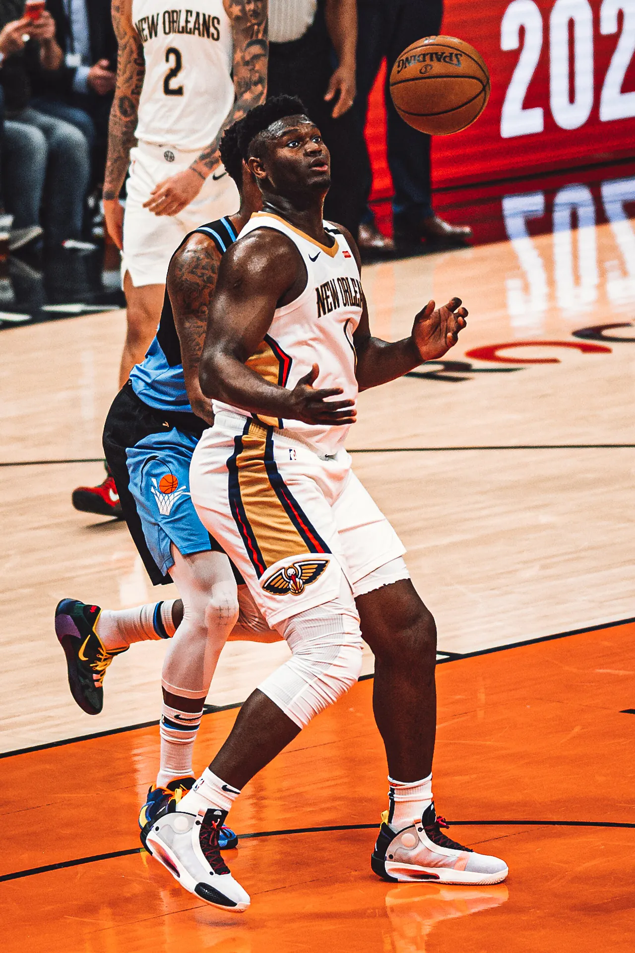 Zion Williamson 在騎士主場籃下盯著空中的球準備接應